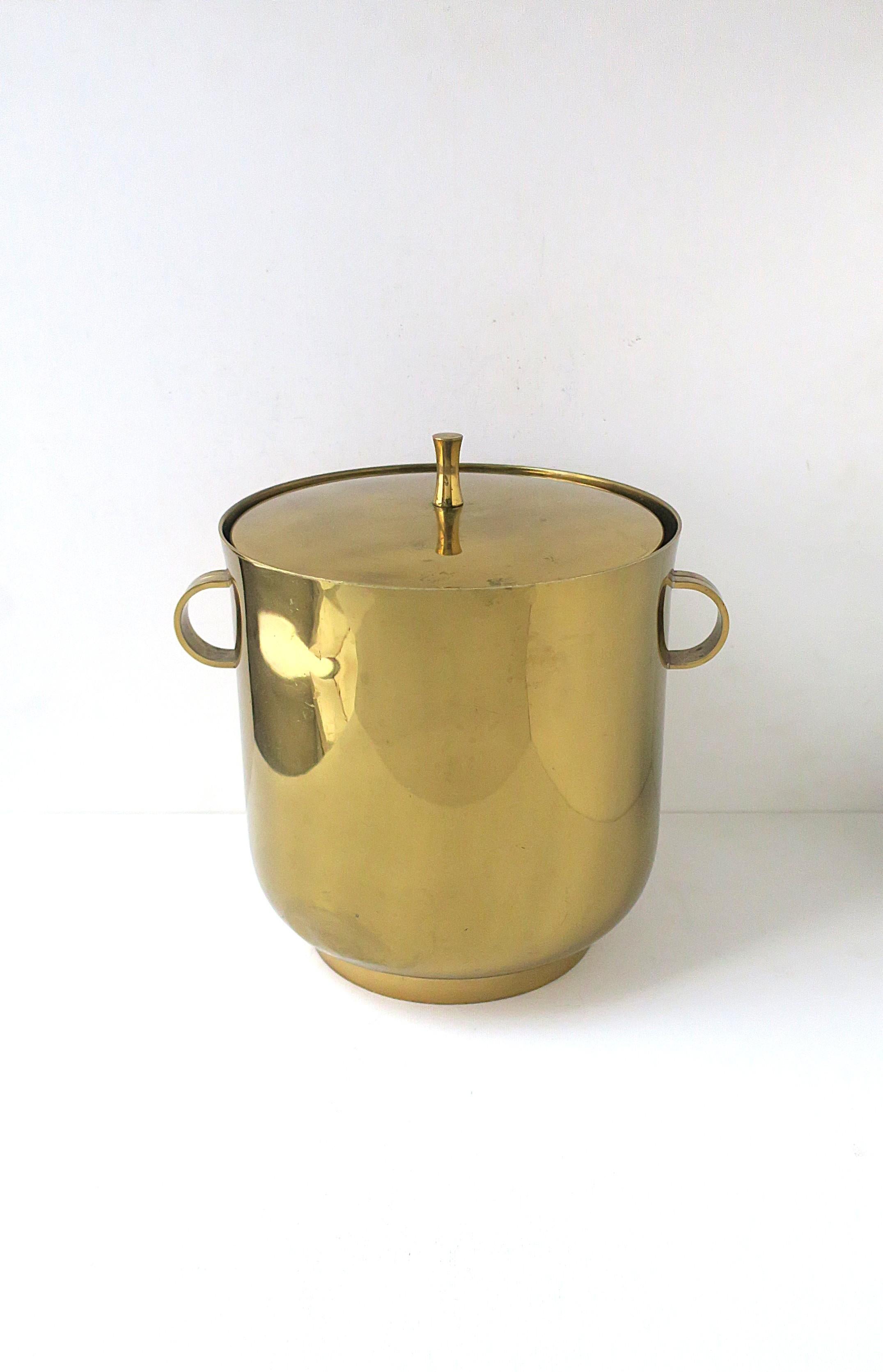 Importante cubitera de latón y cristal de mercurio, de la época del Modernismo/Moderno de mediados de siglo, al estilo del diseñador alemán Tommi Parzinger, hacia mediados del siglo XX, década de 1960, EE.UU. La pieza es de latón macizo, asas de