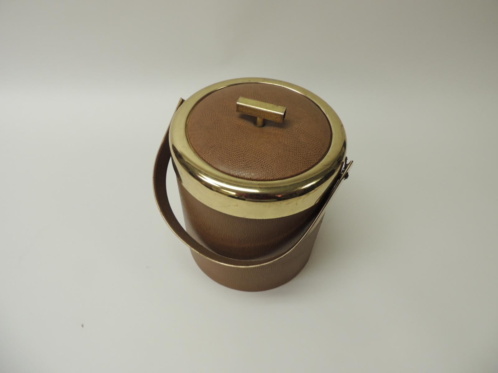 Mid-Century Modern ice bucket with gold handle.
Plastic sha-green brown texture to look like leather, plastic liner.
Brass handle and finial.
USA signed George Briart
1980s.
Size: 9 x 9 x 10.