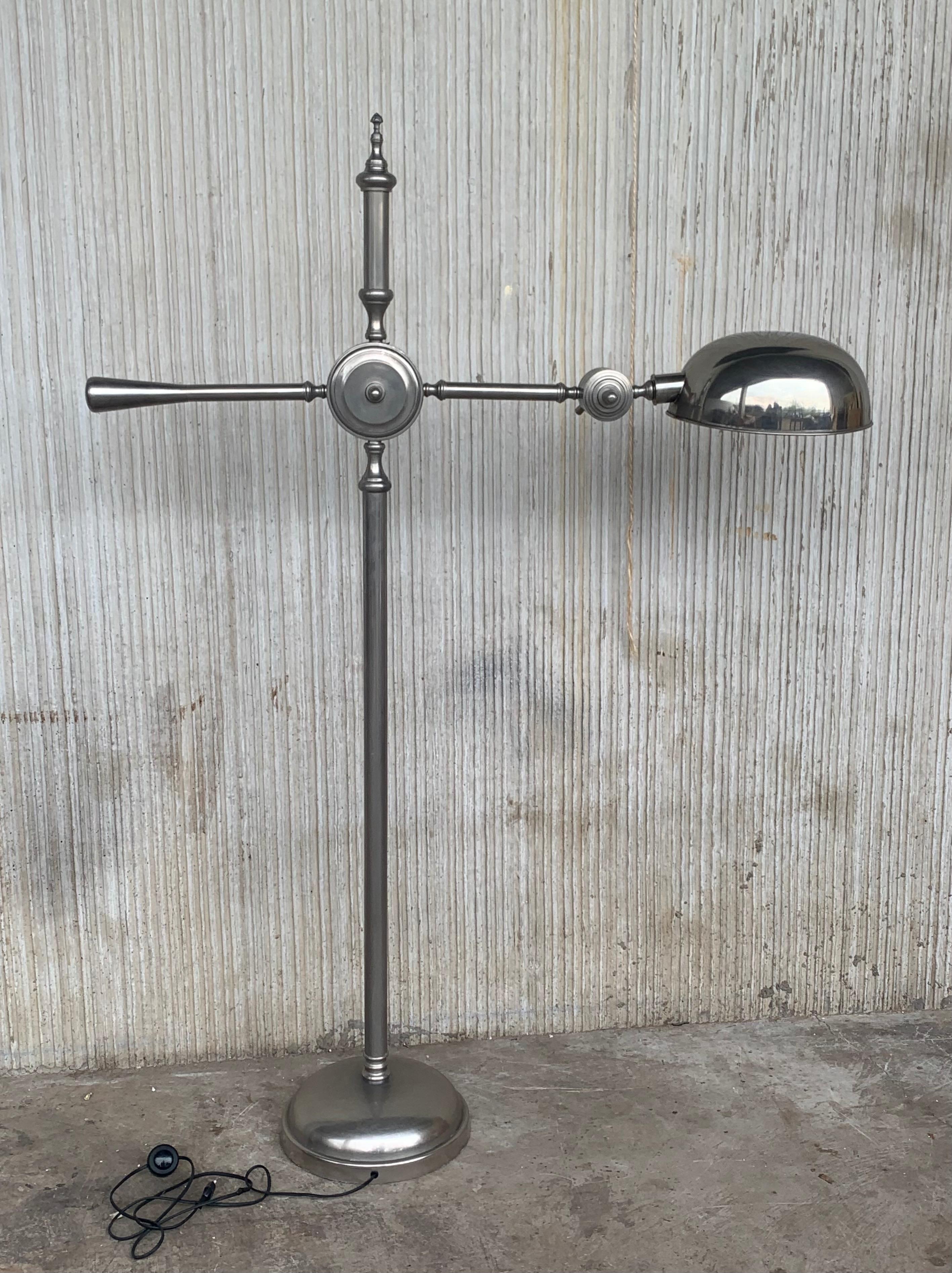 Mid-Century Modern Industrial Total Adjustable Floor Lamp In Good Condition For Sale In Miami, FL