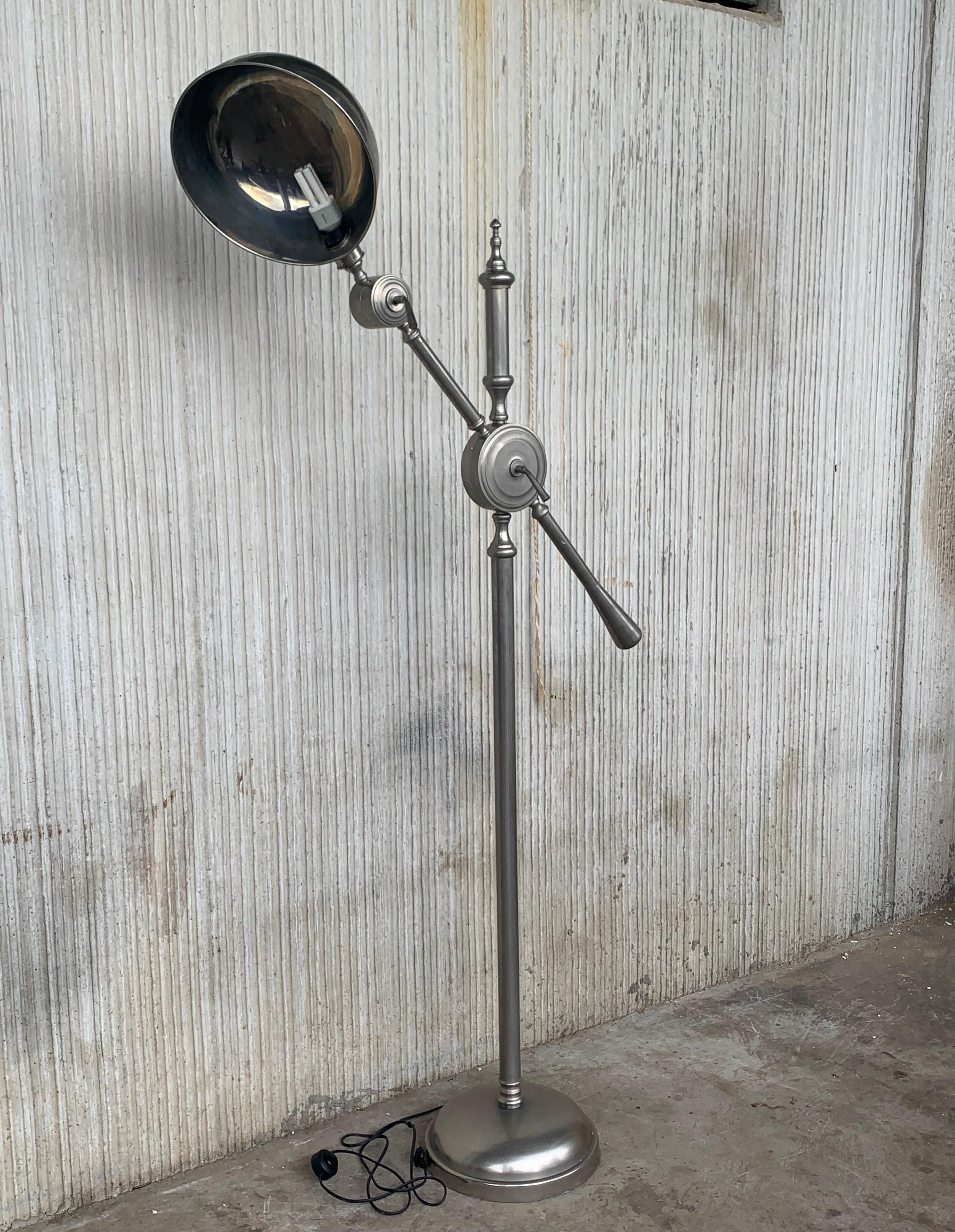 Moderne industrielle verstellbare Stehlampe, Mid-Century Modern im Angebot 1