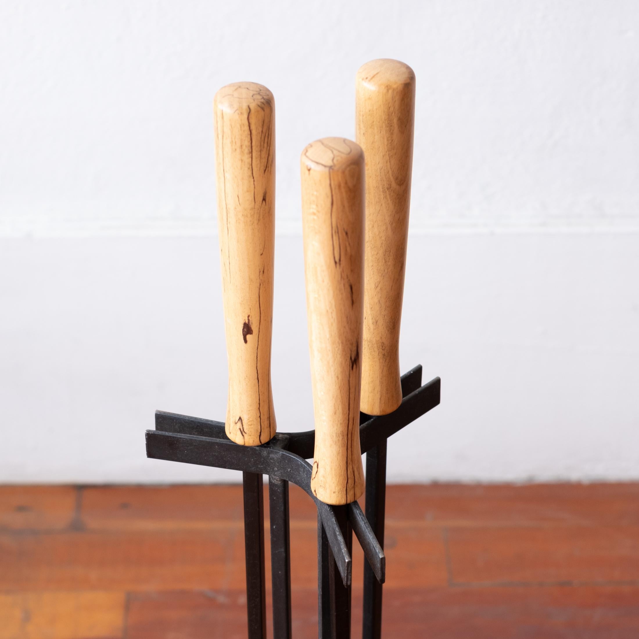 Mid-Century moderno Set di attrezzi per caminetto in ferro e Wood di epoca medievale in vendita