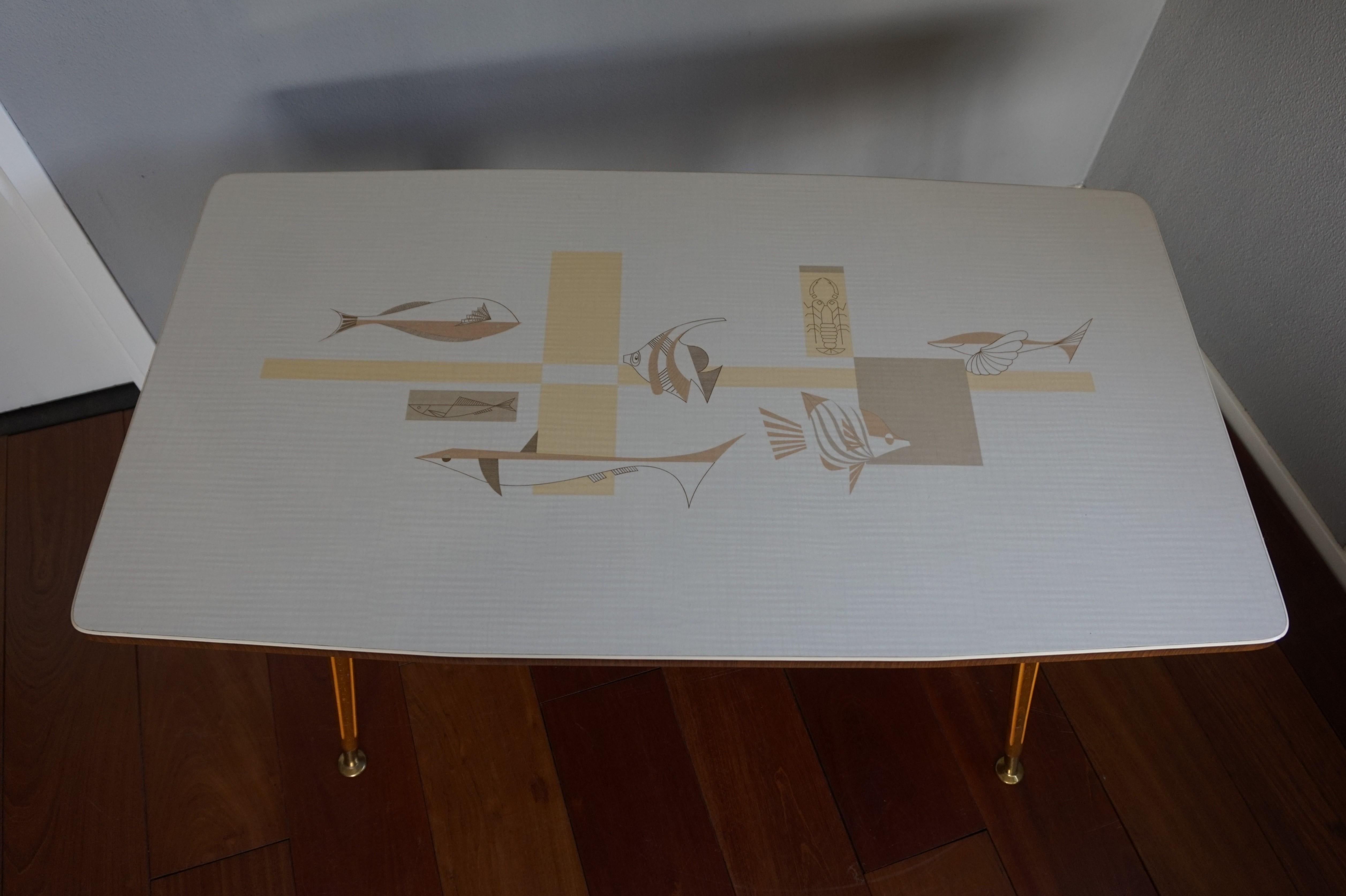 Mid-Century Modern Italian Design Coffee or Sofa Table with Stylized Fish Motifs In Excellent Condition For Sale In Lisse, NL