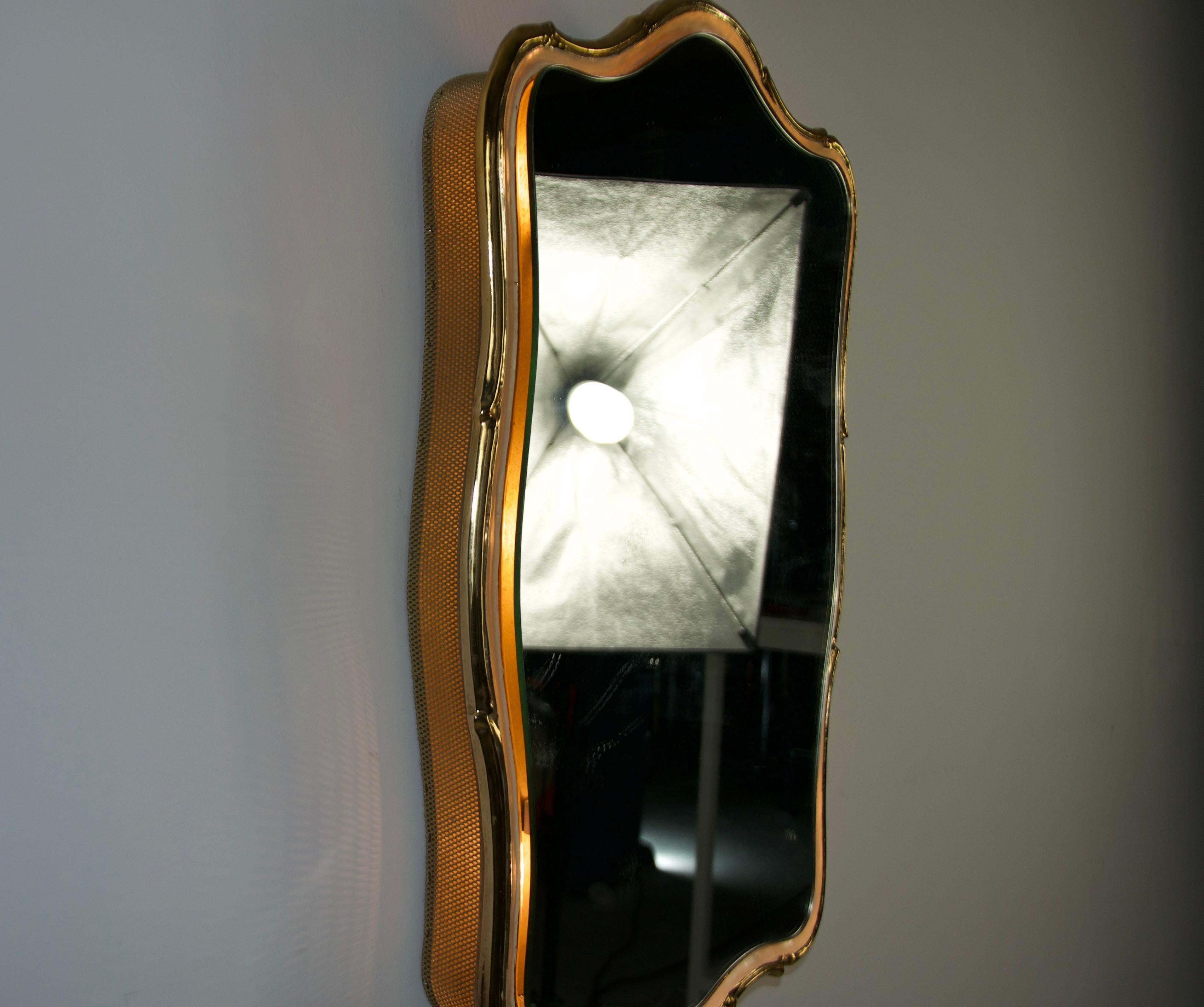 Miroir mural en laiton illuminé, Italie, années 1960 en vente 4