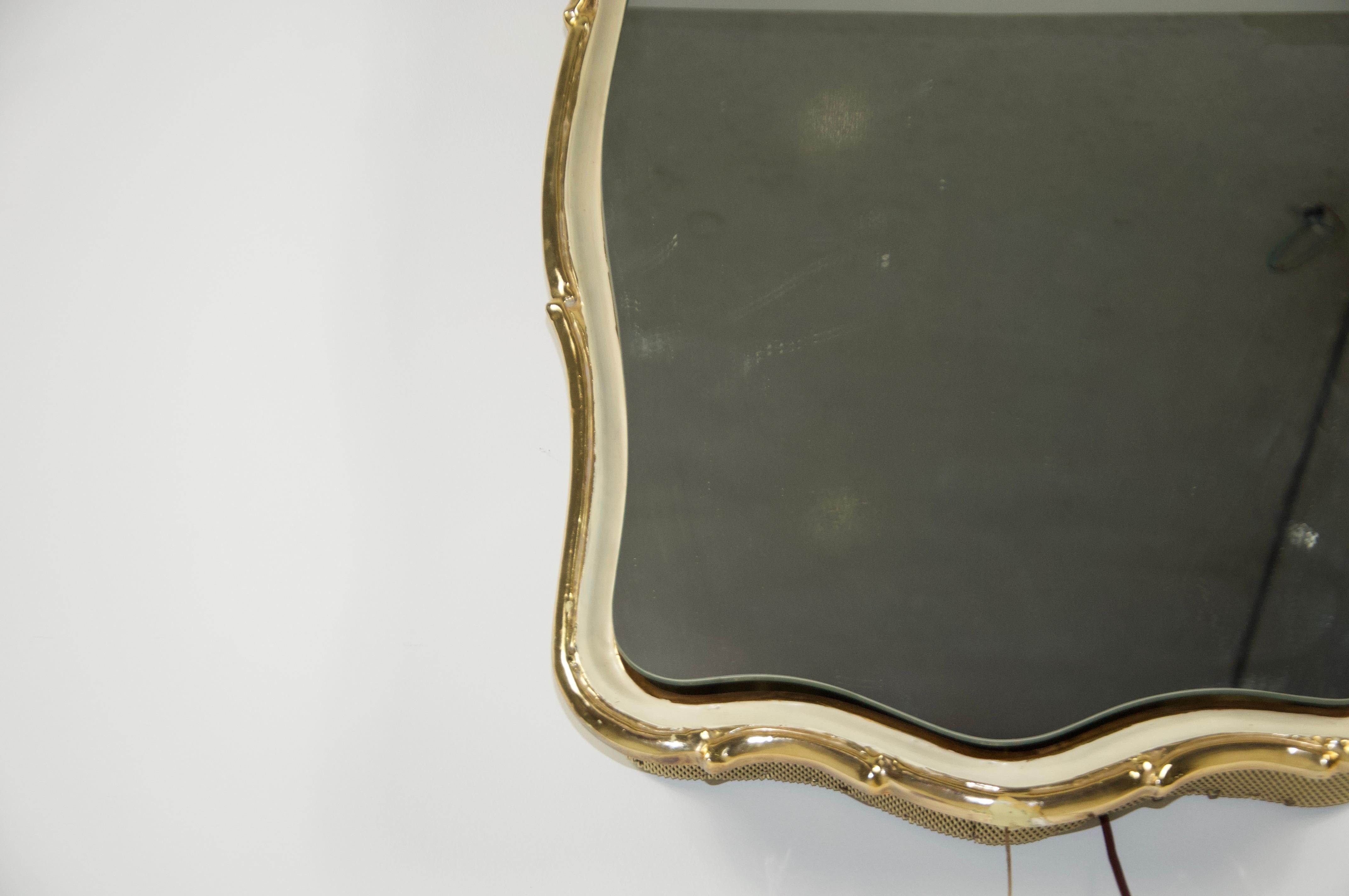 italien Miroir mural en laiton illuminé, Italie, années 1960 en vente