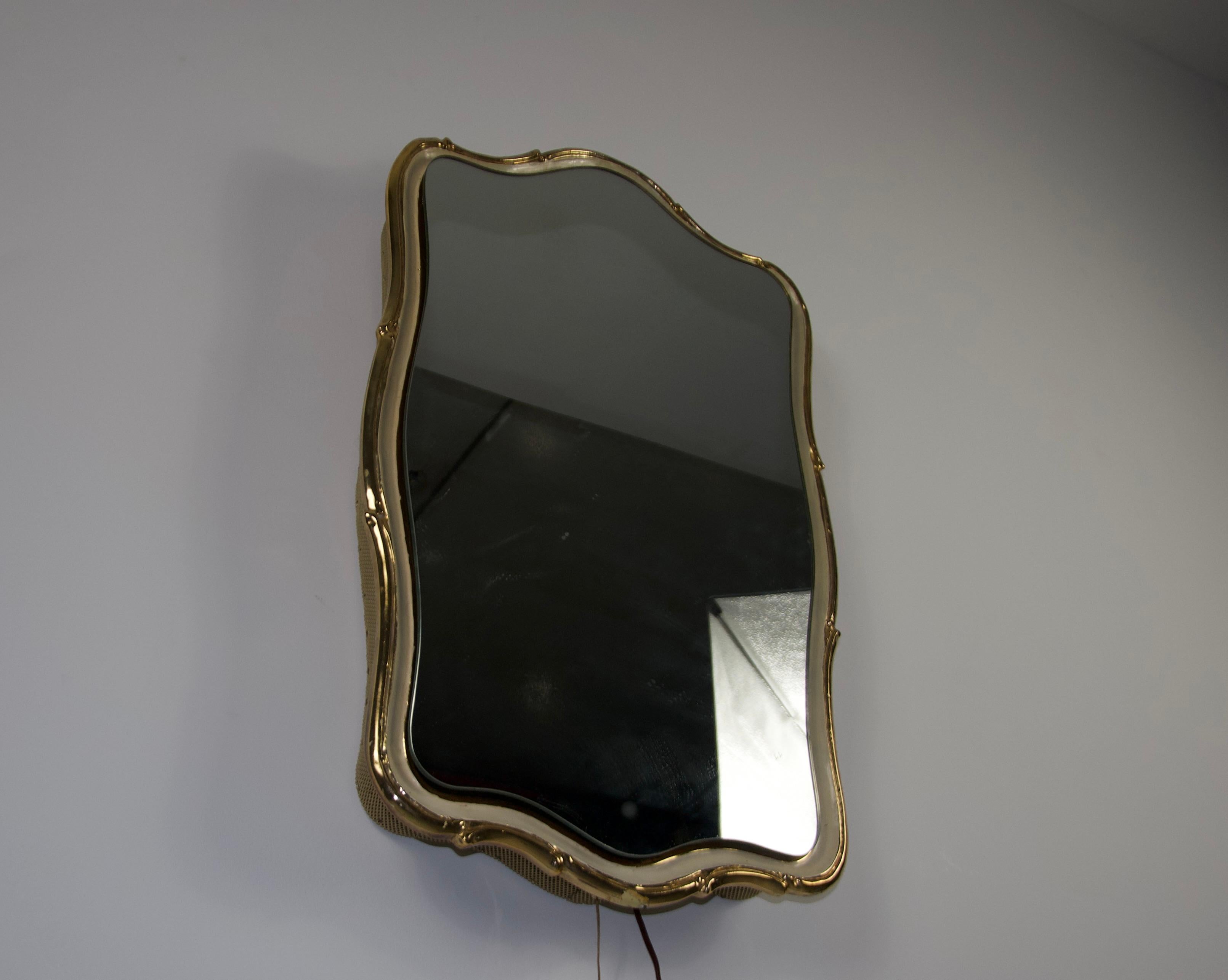 Milieu du XXe siècle Miroir mural en laiton illuminé, Italie, années 1960 en vente