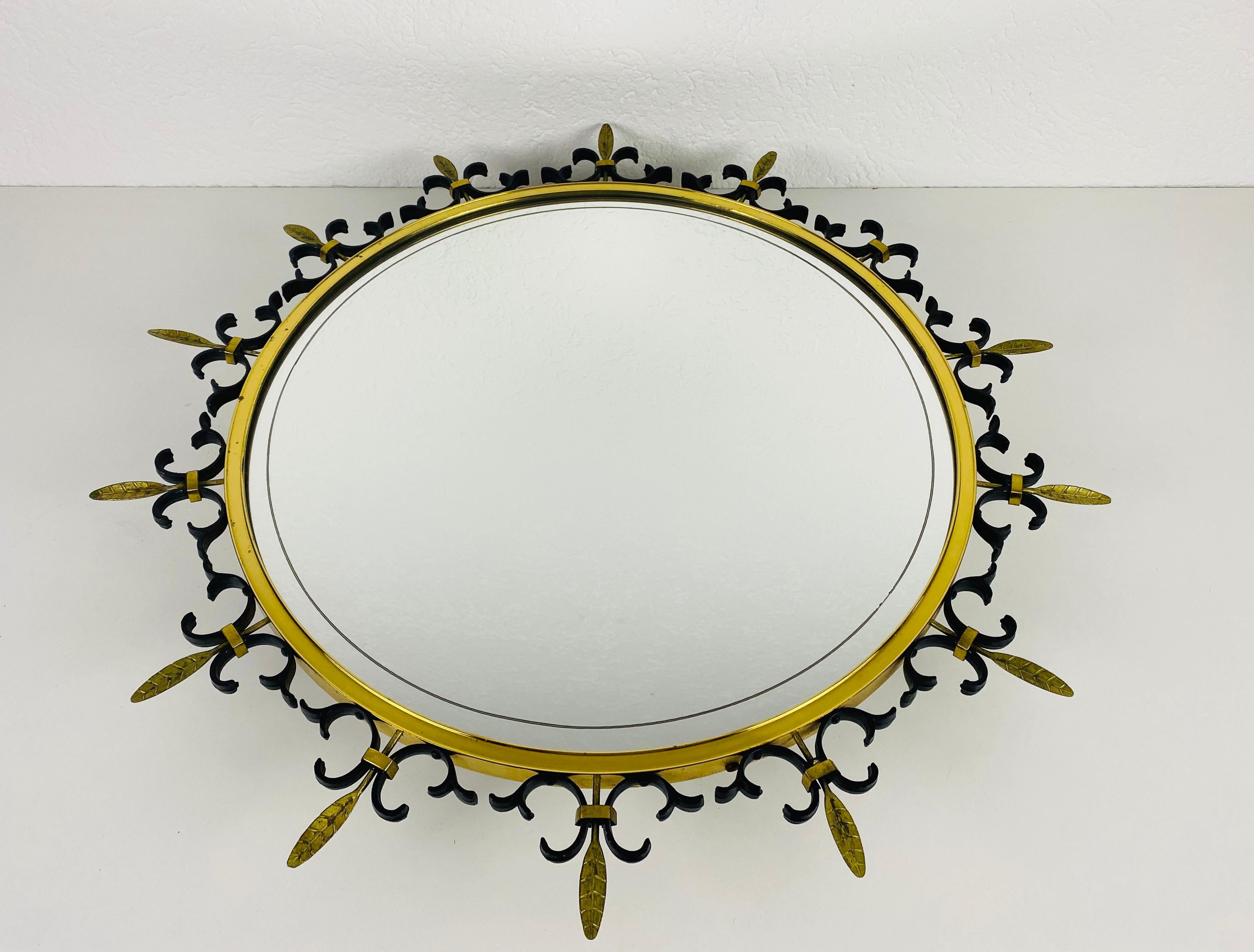 Mid-Century Modern Italian Round Illuminated Brass Wall Mirror, Italy, 1960s For Sale 5