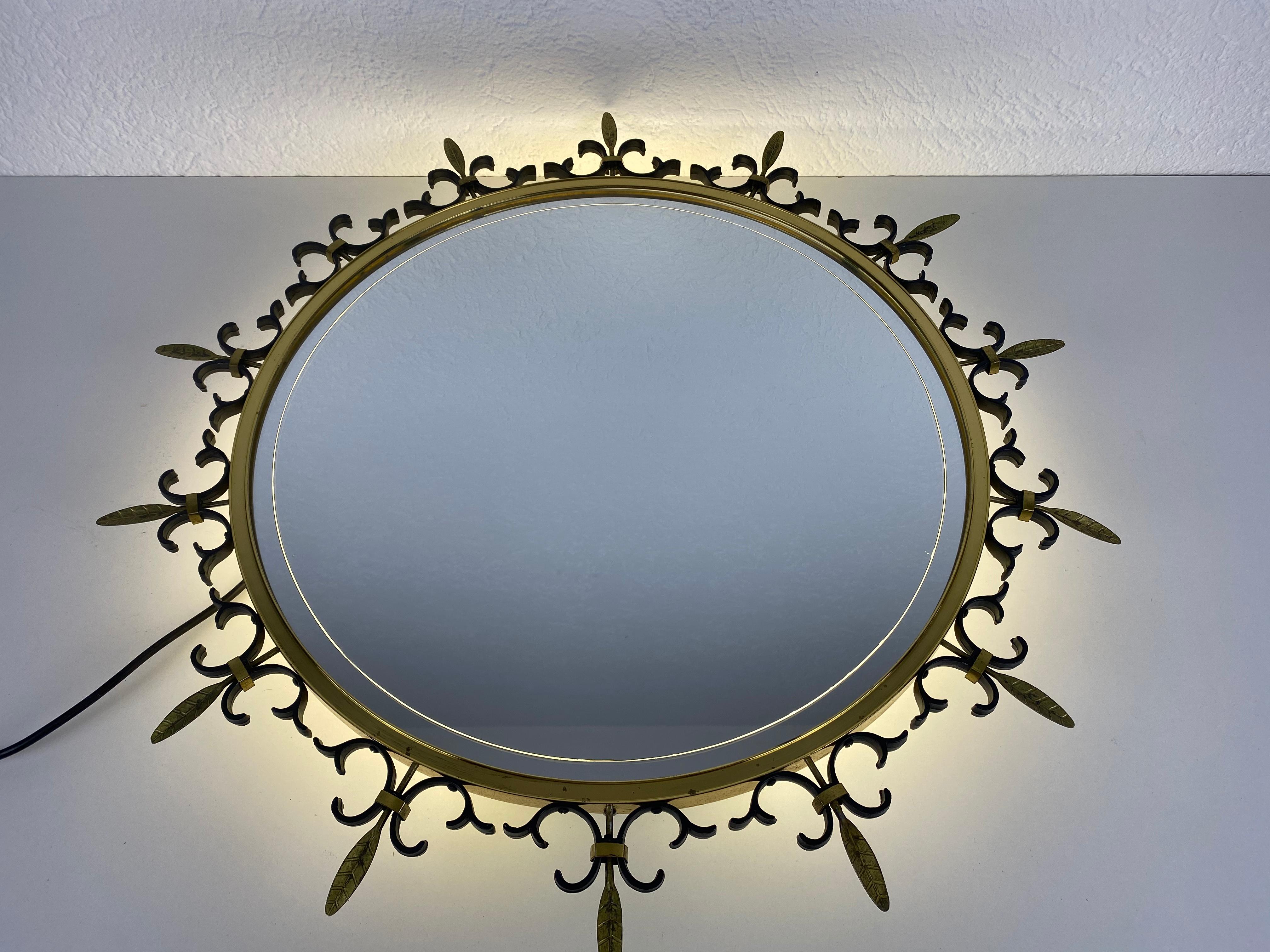 Ein beleuchteter runder Wandspiegel aus den 1960er Jahren, hergestellt in Italien. Der Spiegel hat ein rundes Messingdesign. Der Spiegel ist in einem guten Vintage-Zustand.

Kostenloser weltweiter Standardversand.