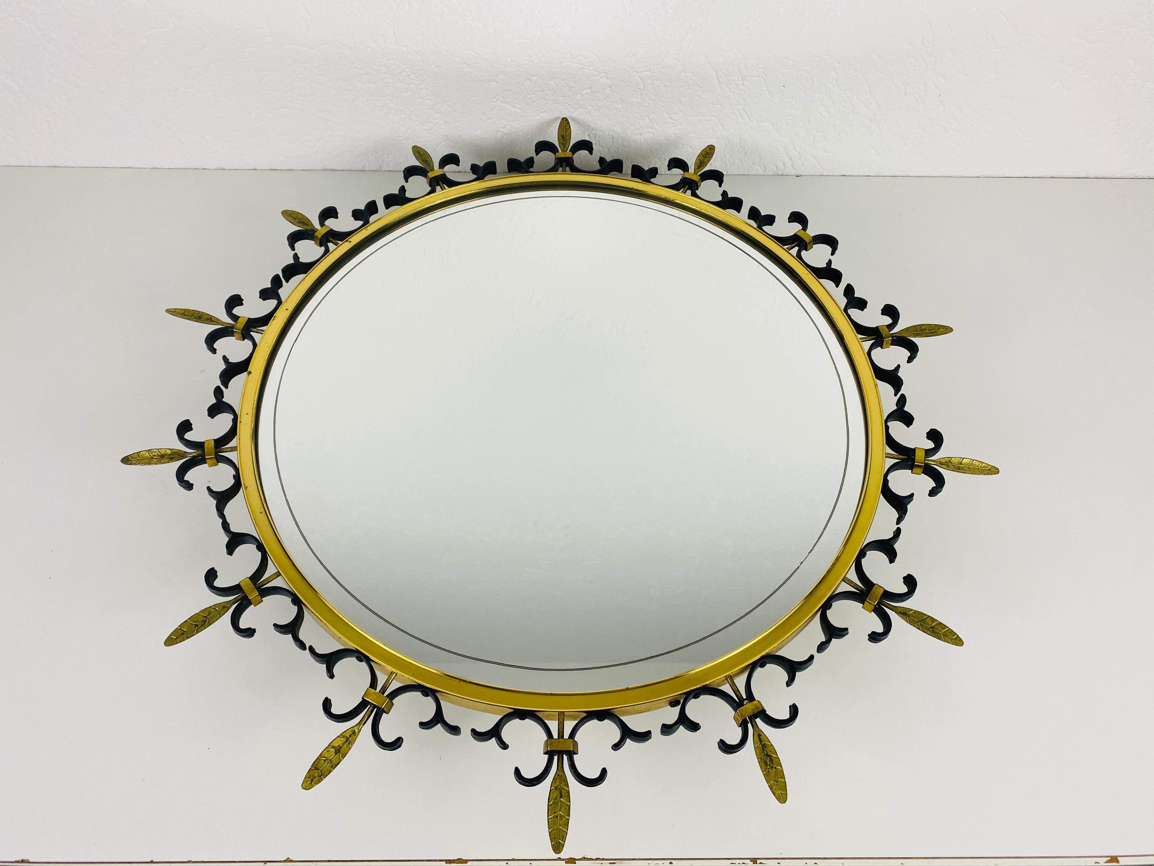 Mid-20th Century Mid-Century Modern Italian Round Illuminated Brass Wall Mirror, Italy, 1960s For Sale