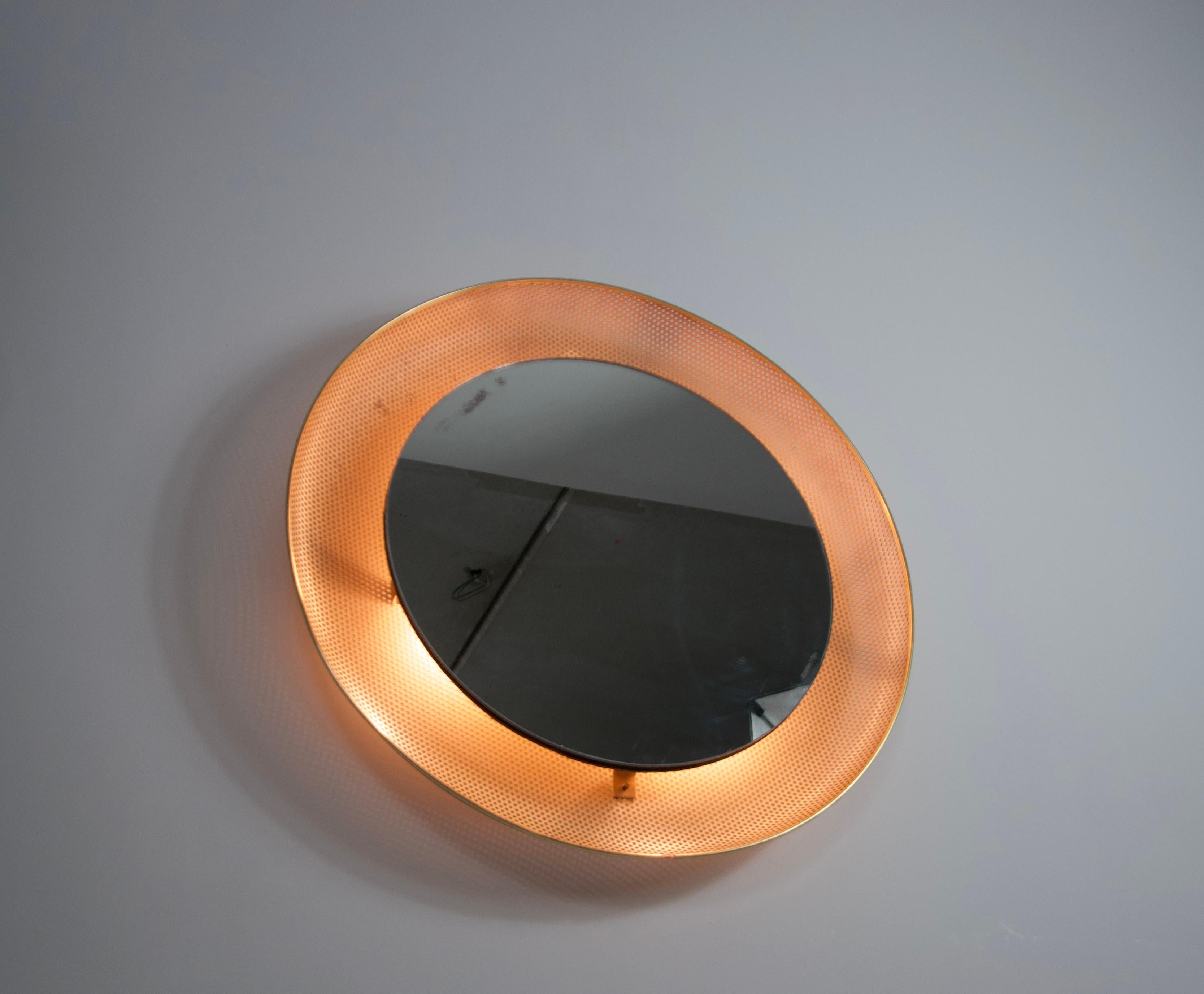 Midcentury Modern Italian Round Illuminated Brass Wall Mirror, Italy, 1960s In Good Condition For Sale In Hagenbach, DE