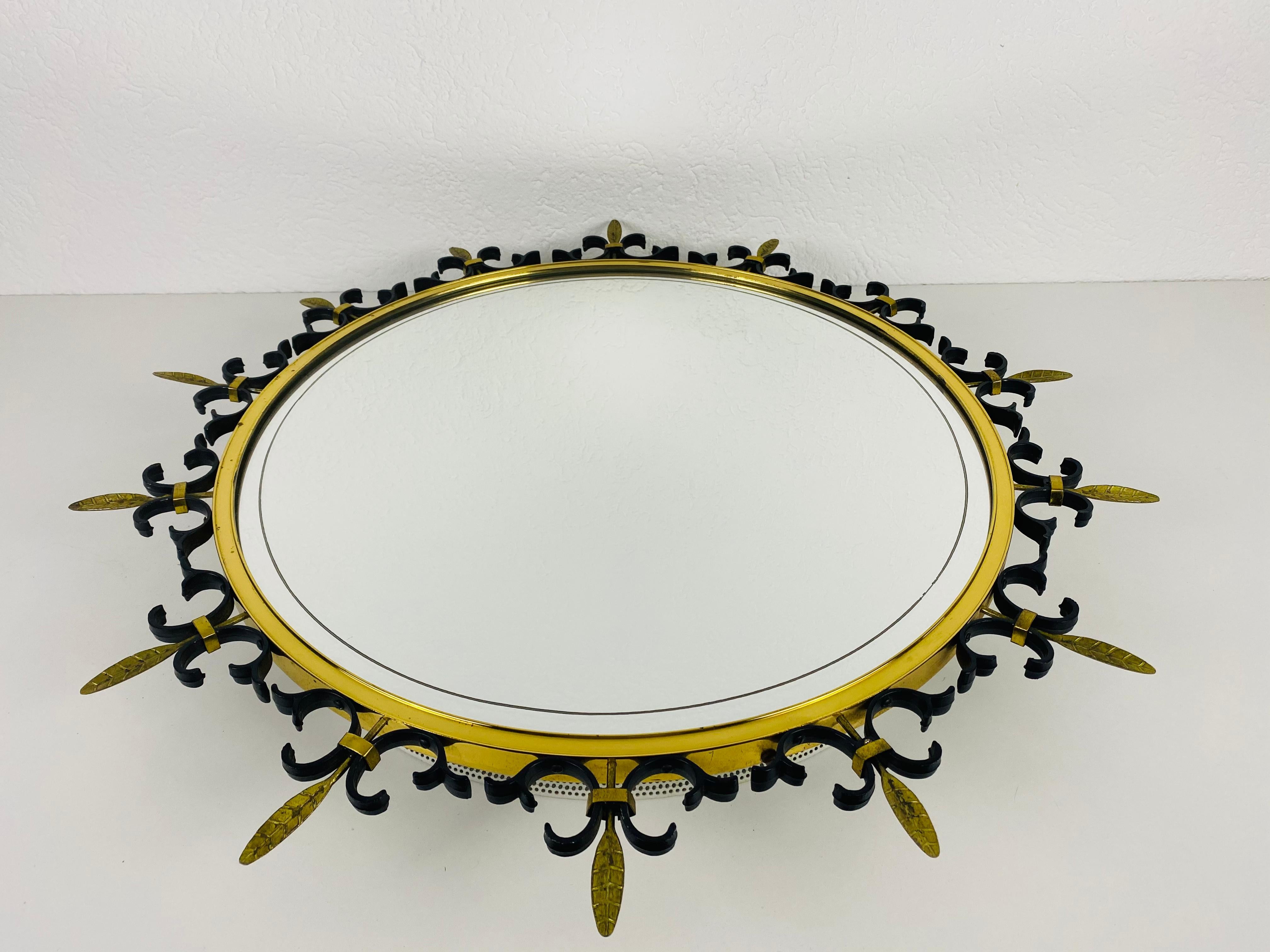 Mid-Century Modern Italian Round Illuminated Brass Wall Mirror, Italy, 1960s For Sale 3