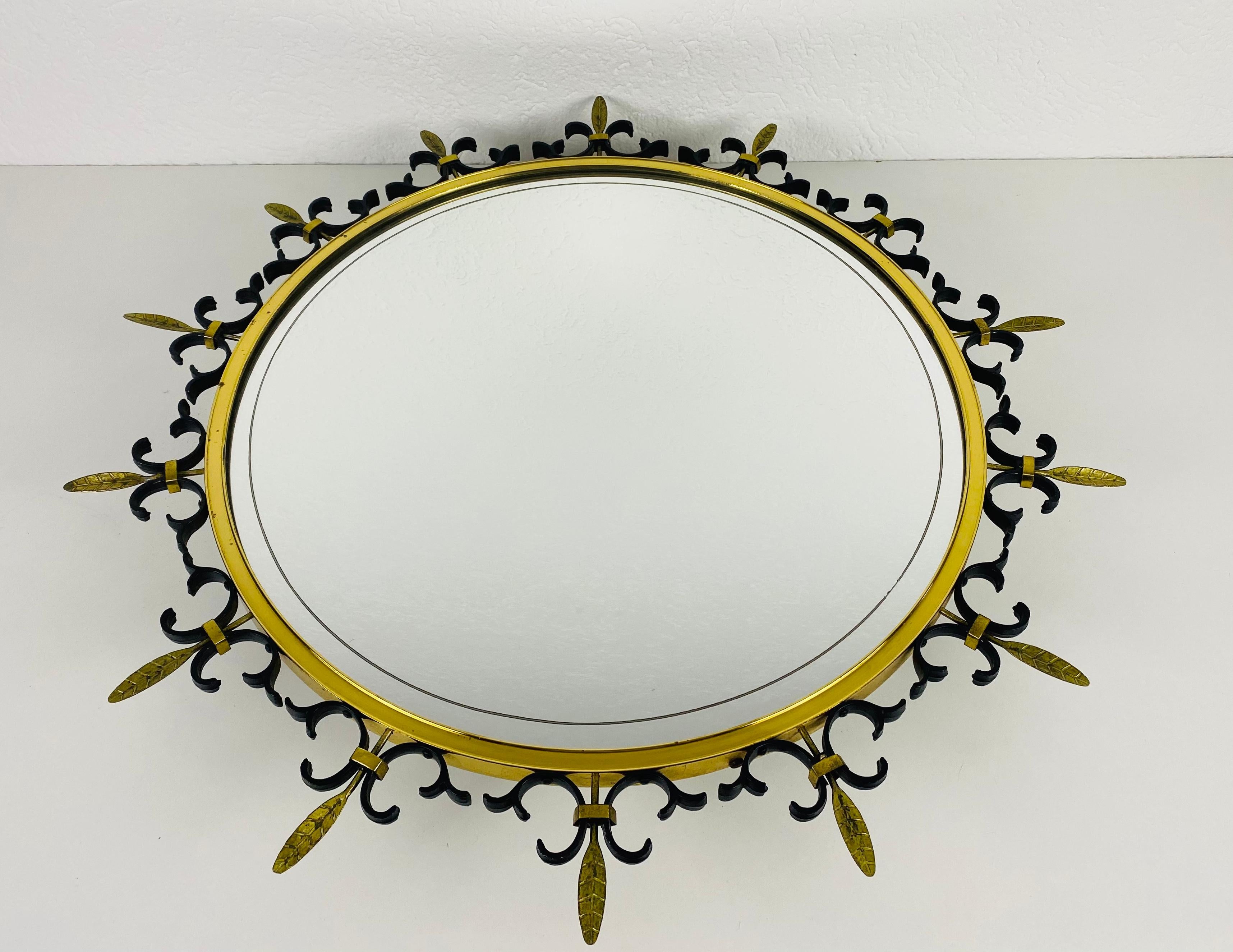 Mid-Century Modern Italian Round Illuminated Brass Wall Mirror, Italy, 1960s For Sale 4
