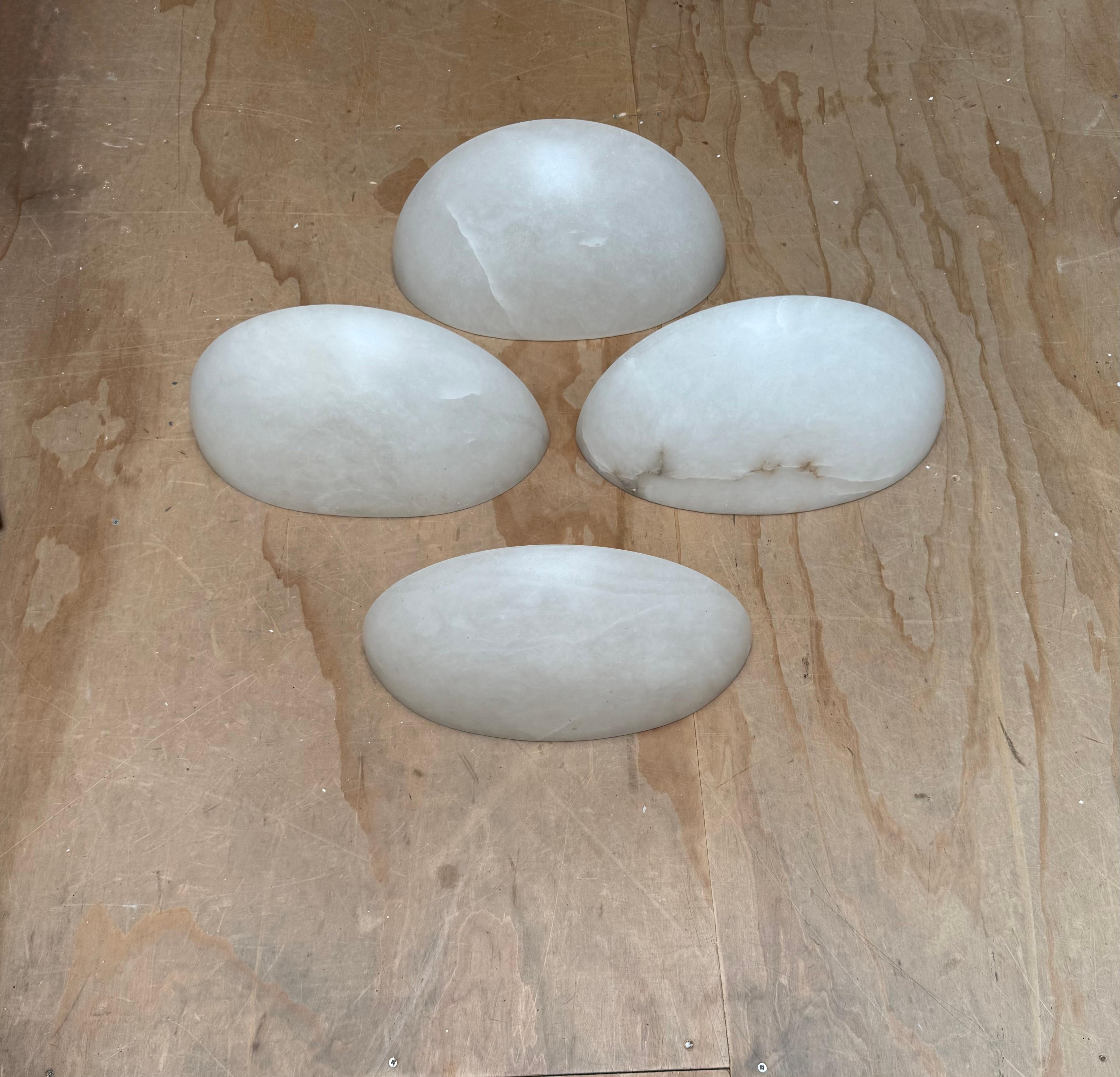 Die letzten 4 eines ursprünglichen Satzes von 16 Wandhalterungen.

Satz von vier wirklich großen und gut aussehenden, halbmondförmigen, leicht zu montierenden und wunderschön handgefertigten Alabaster-Wandleuchten.

In all den Jahren, in denen wir
