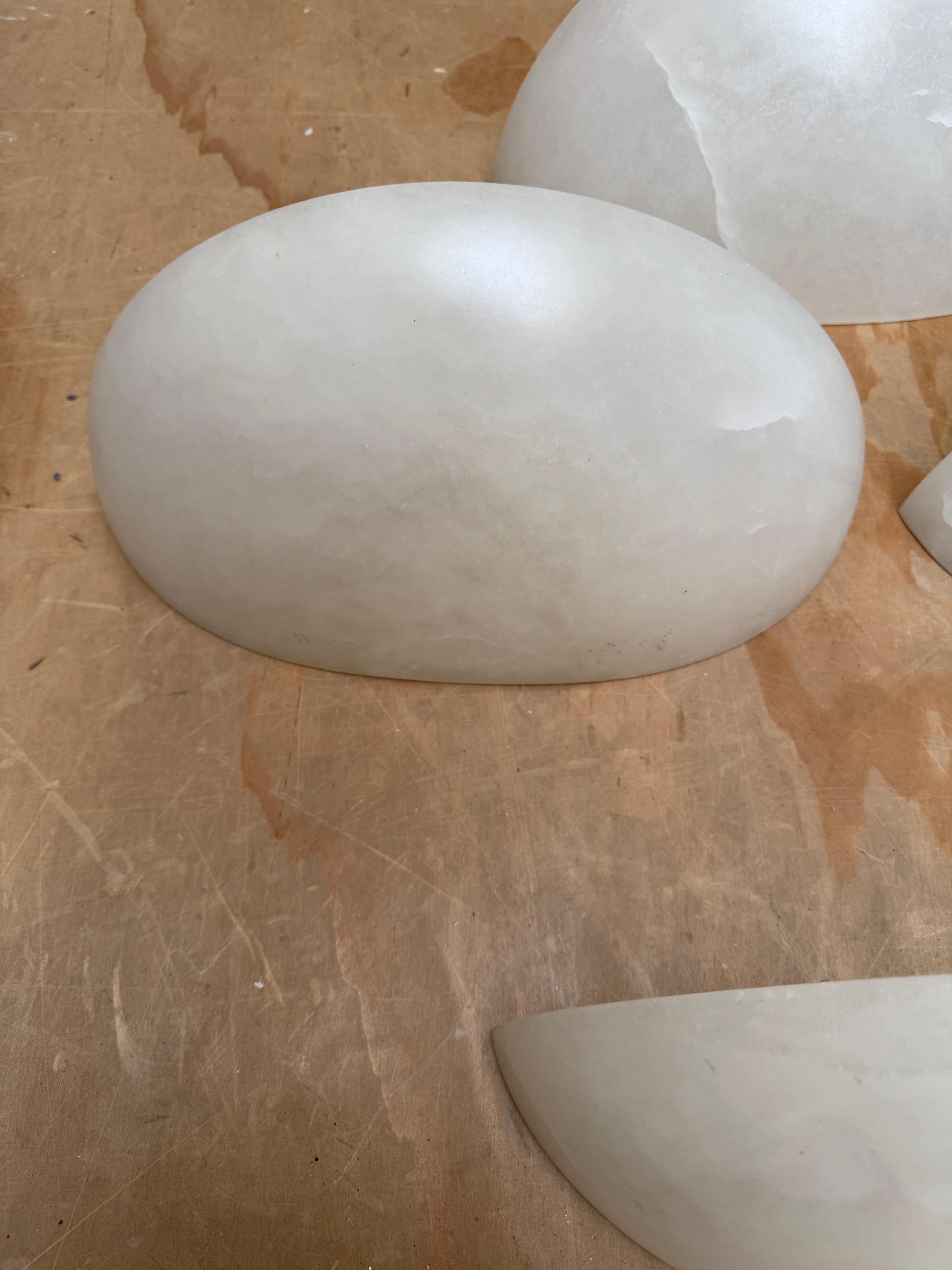 Italienisches 4er-Set Mid-Century-Modern-Wandleuchter aus Alabaster im Art-déco-Stil, Mid-Stil (Metall) im Angebot