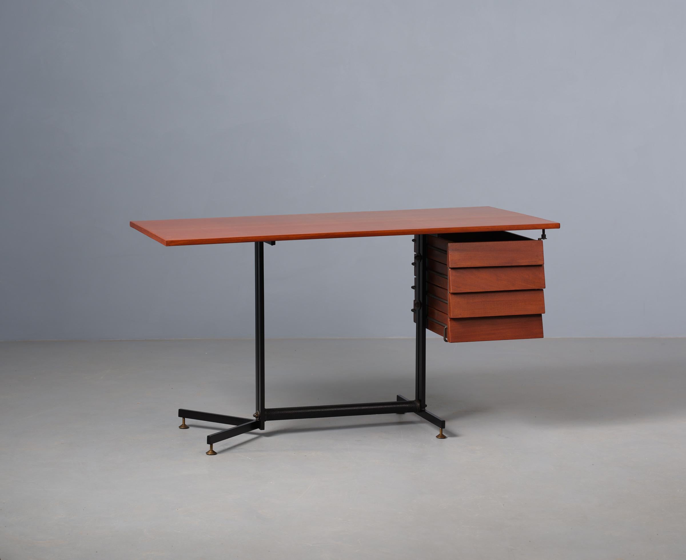 Moderner italienischer Teakholz-Schreibtisch aus der Jahrhundertmitte: Fachmännisch restauriert in ursprünglicher Schönheit  im Angebot 1