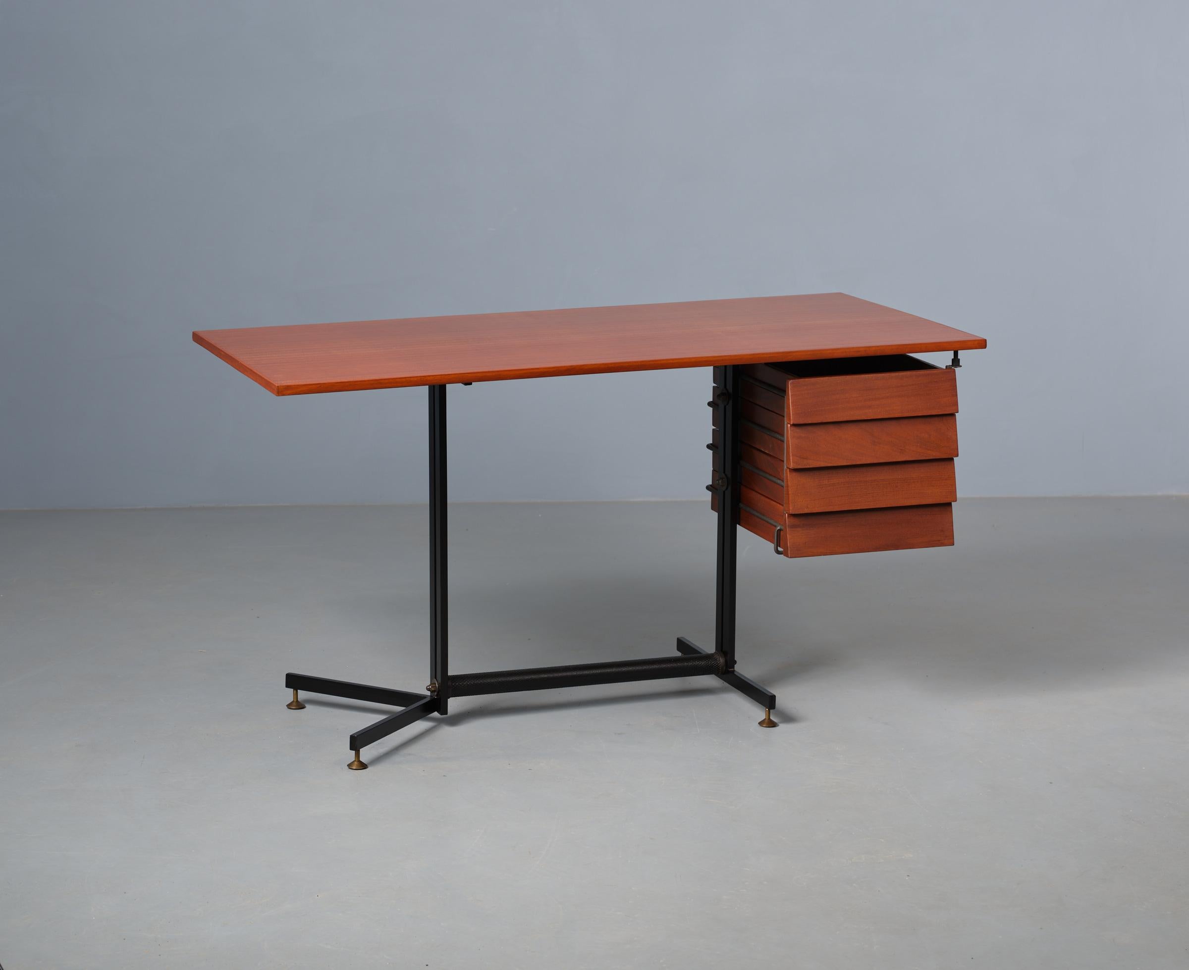 Moderner italienischer Teakholz-Schreibtisch aus der Jahrhundertmitte: Fachmännisch restauriert in ursprünglicher Schönheit  im Angebot 2