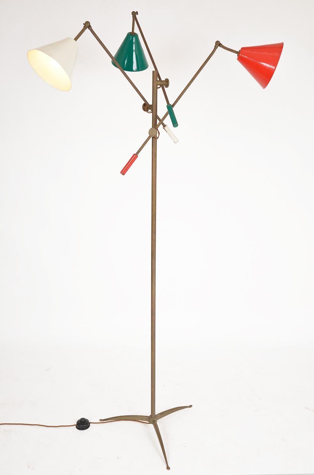 Midcentury Modern Italian Three-Arm Articulated Standard Floor Lamp Brass Enamel In Good Condition In Sherborne, Dorset