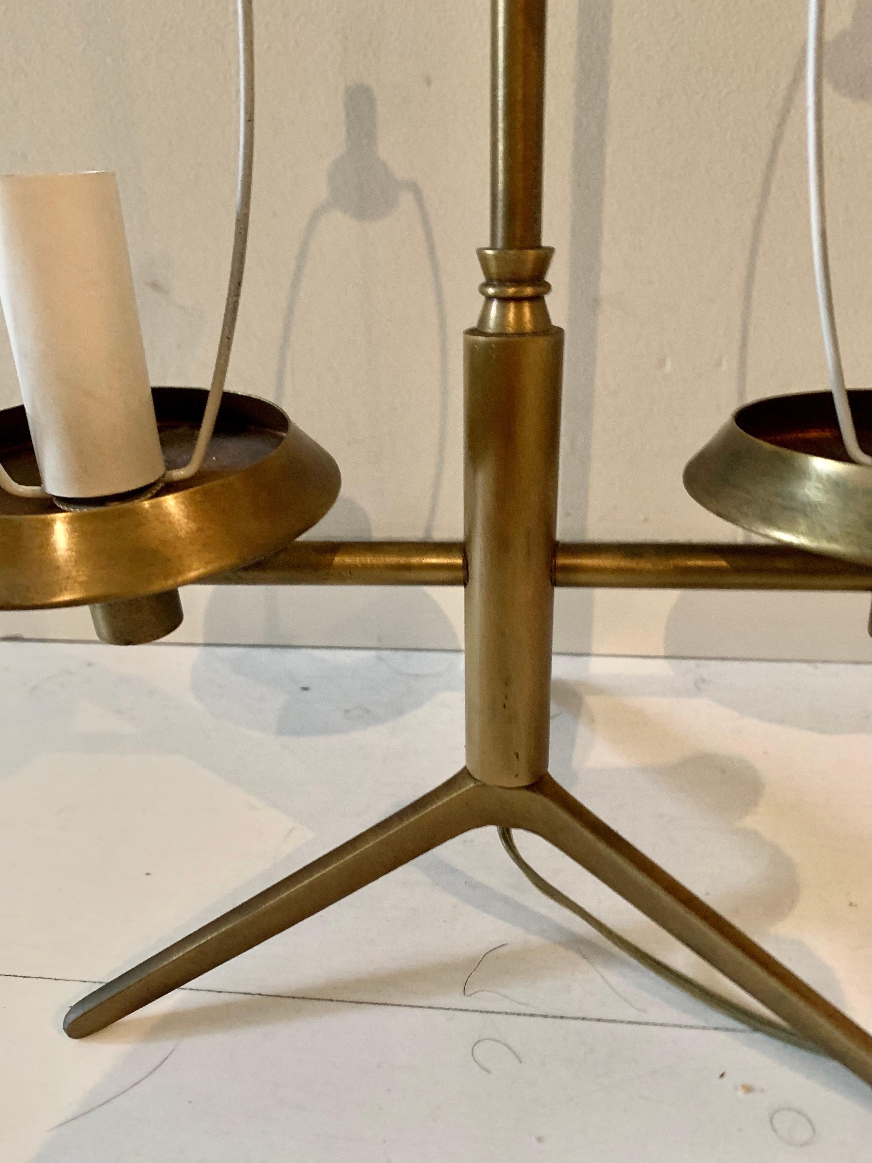 Midcentury Modern Italian Whithe Opaline and Brass  Tripode Table Lamp For Sale 7