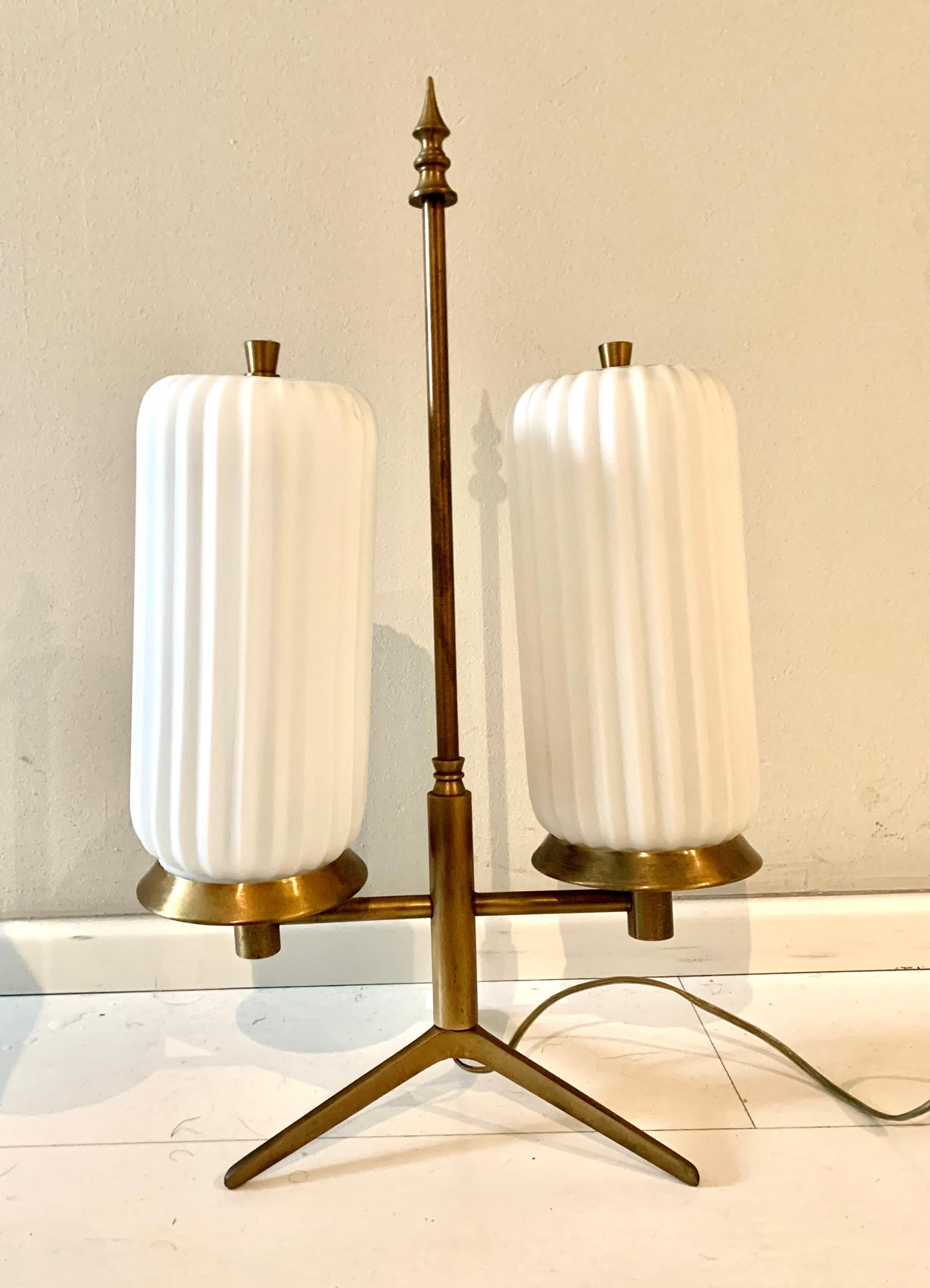 Midcentury Modern Italian Whithe Opaline and Brass  Tripode Table Lamp For Sale 11