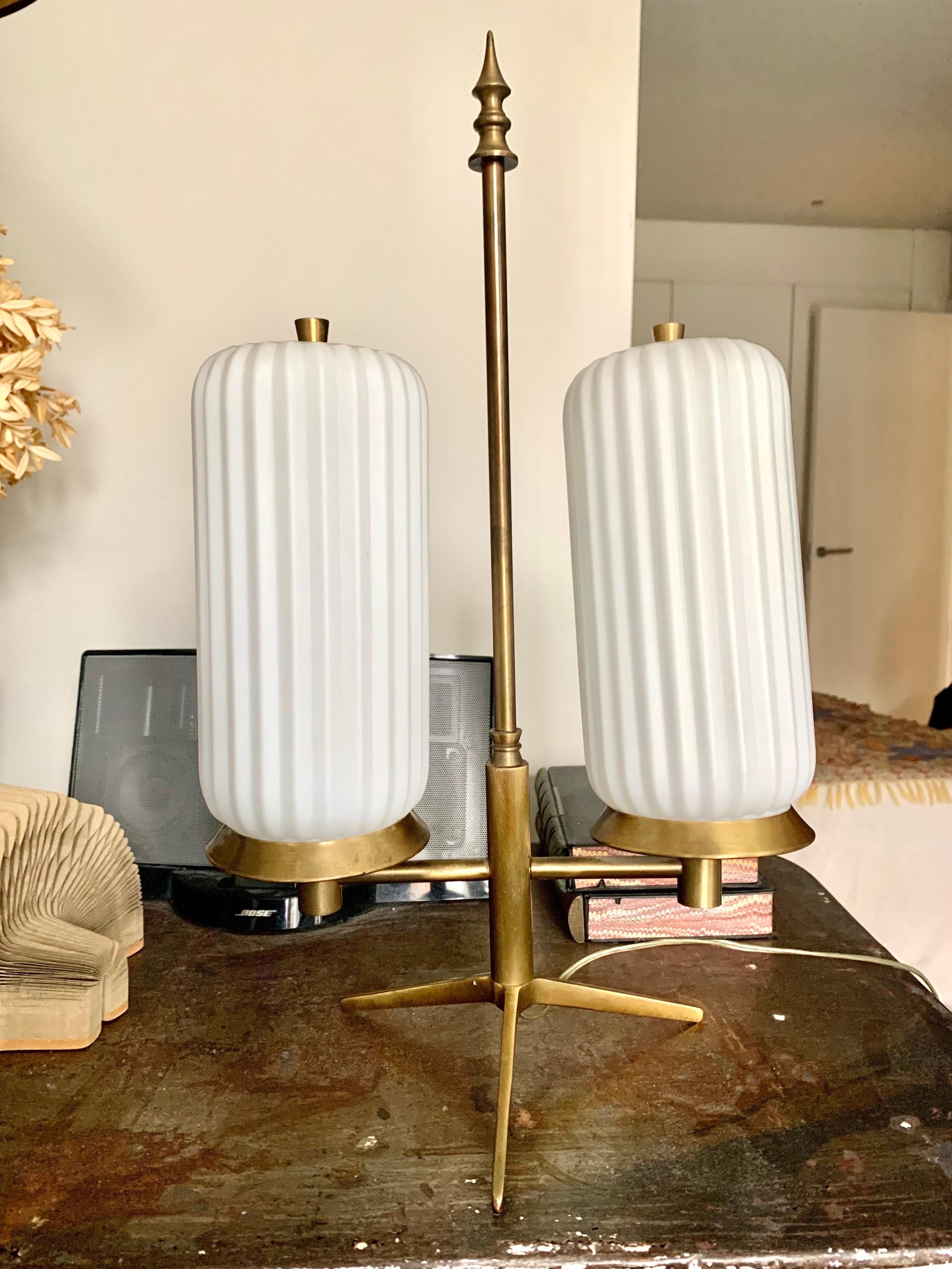 Mid-Century Modern Midcentury Modern Italian Whithe Opaline and Brass  Tripode Table Lamp For Sale