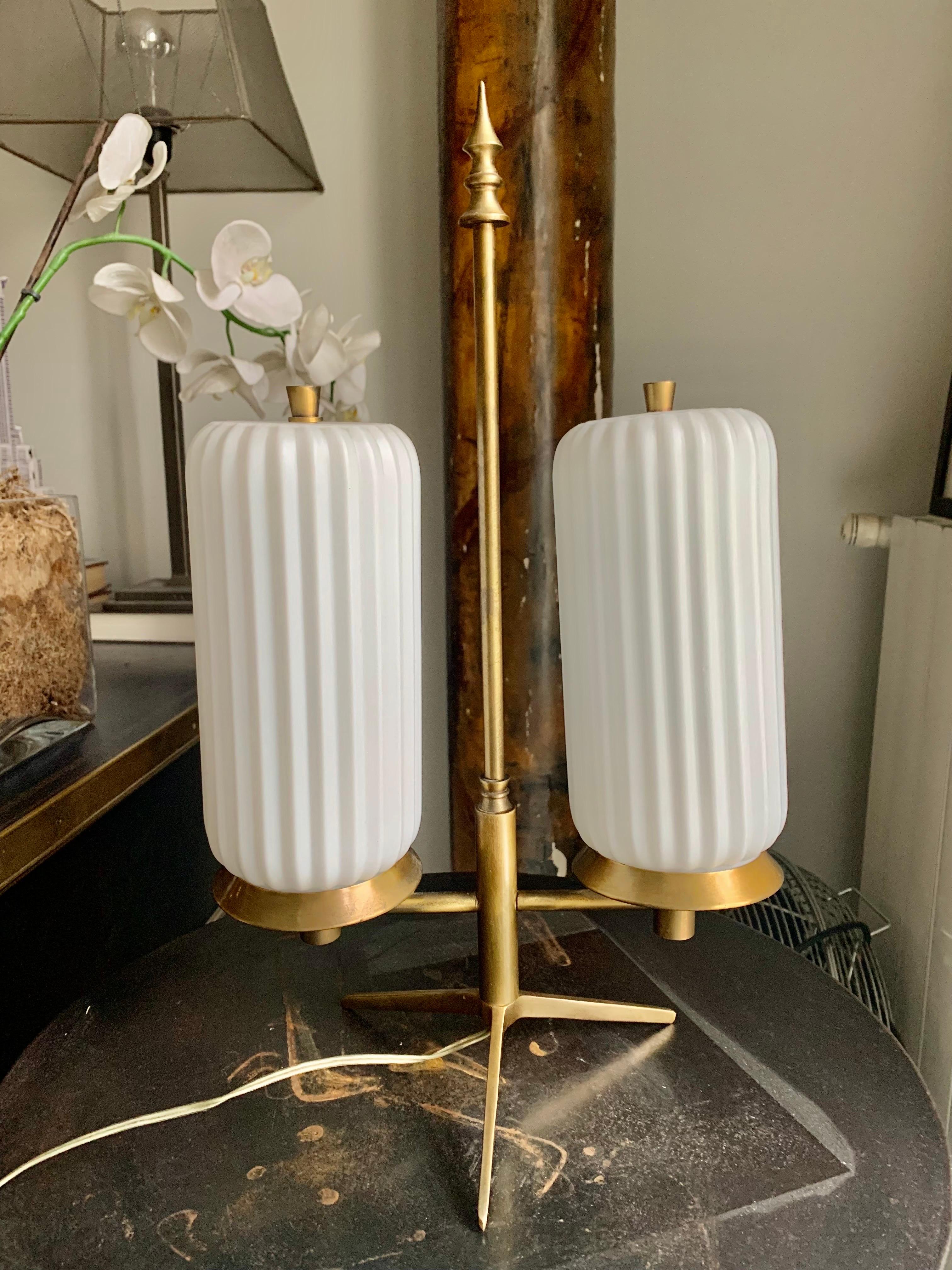 Midcentury Modern Italian Whithe Opaline and Brass  Tripode Table Lamp In Good Condition For Sale In Madrid, ES