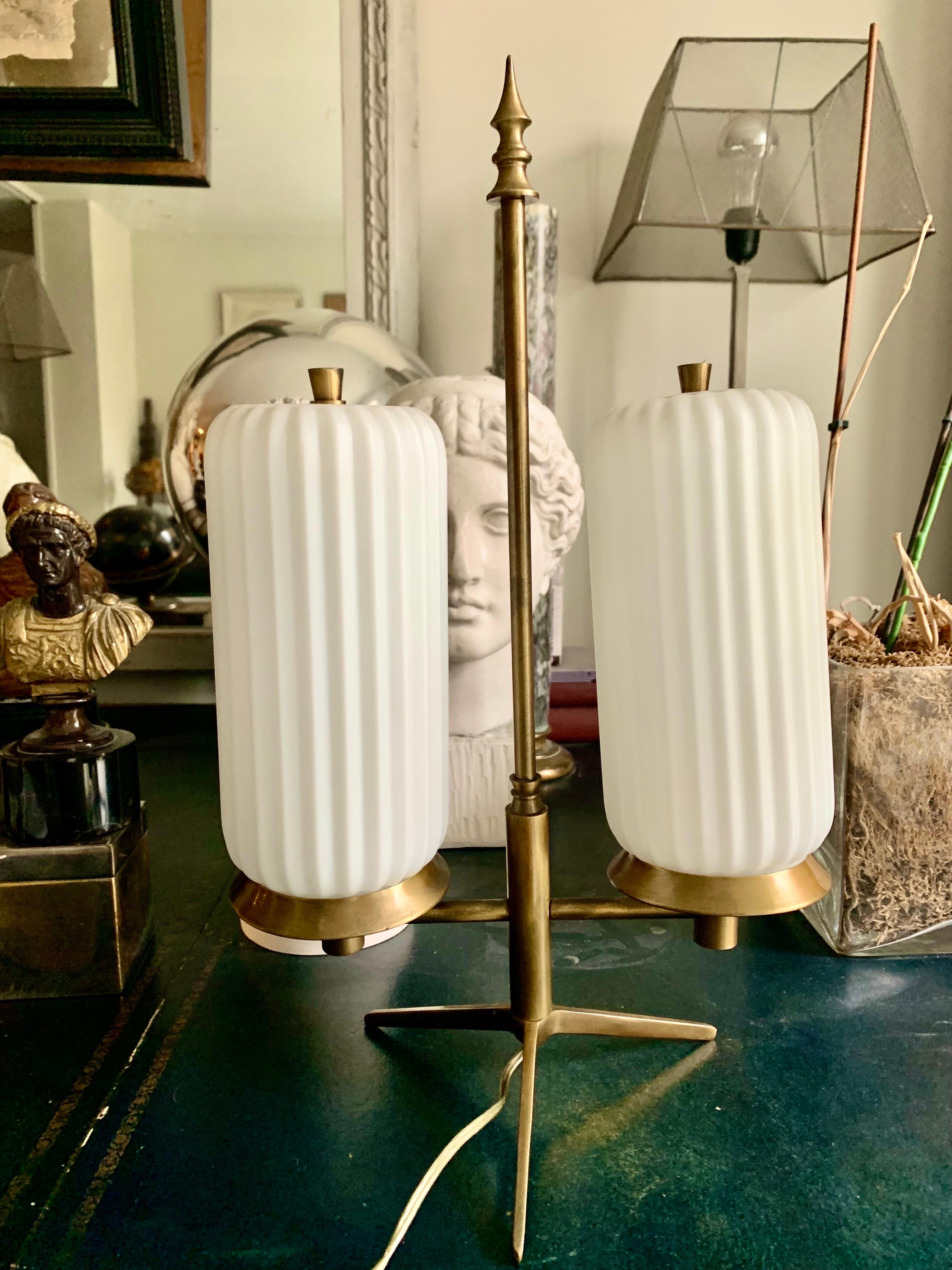 20th Century Midcentury Modern Italian Whithe Opaline and Brass  Tripode Table Lamp For Sale