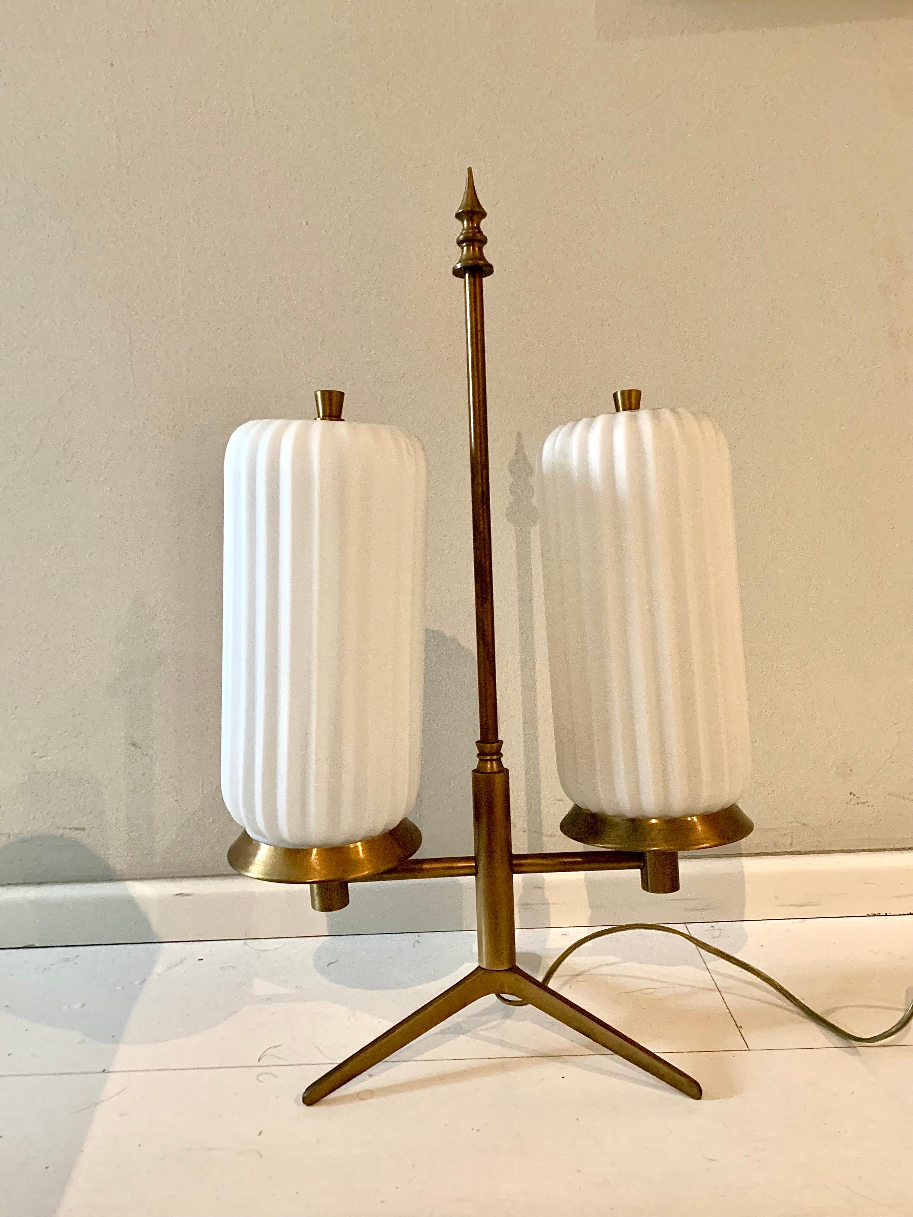 Midcentury Modern Italian Whithe Opaline and Brass  Tripode Table Lamp For Sale 1