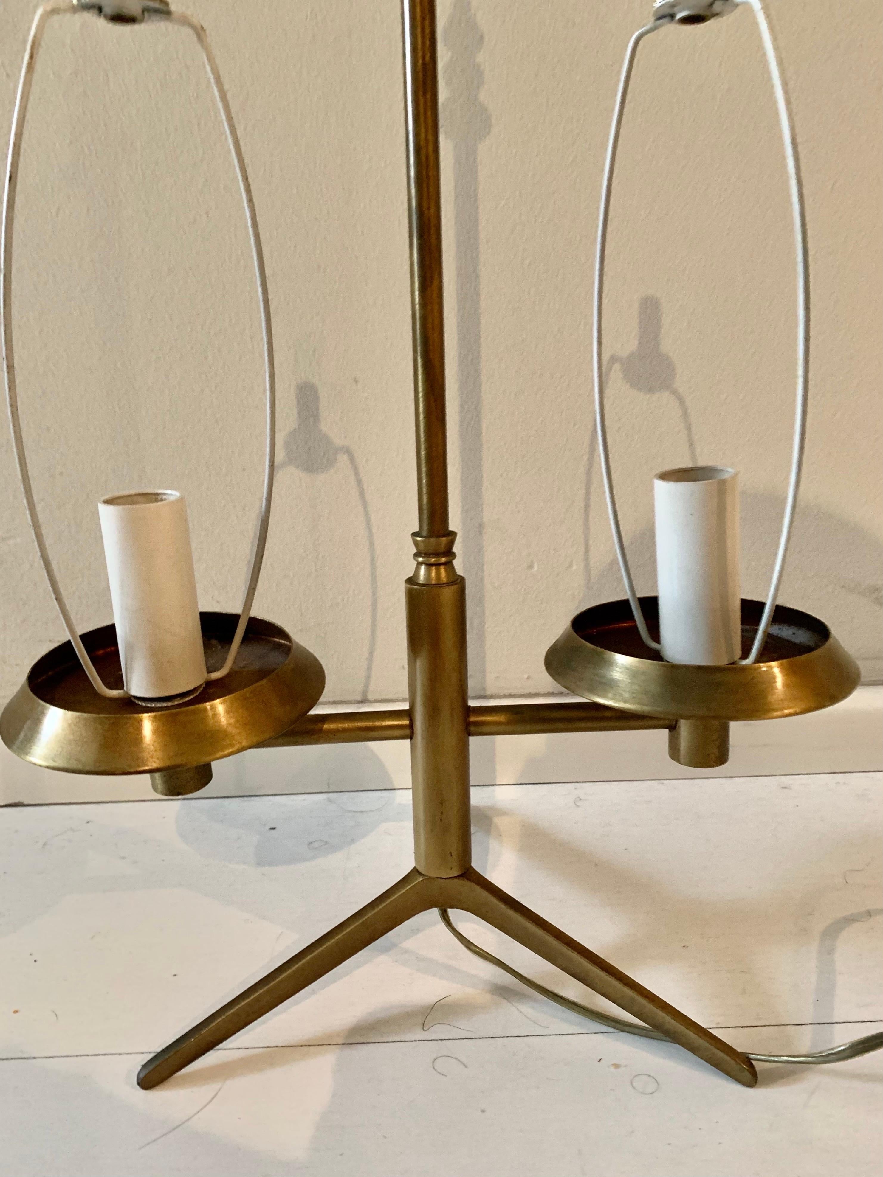 Midcentury Modern Italian Whithe Opaline and Brass  Tripode Table Lamp For Sale 3