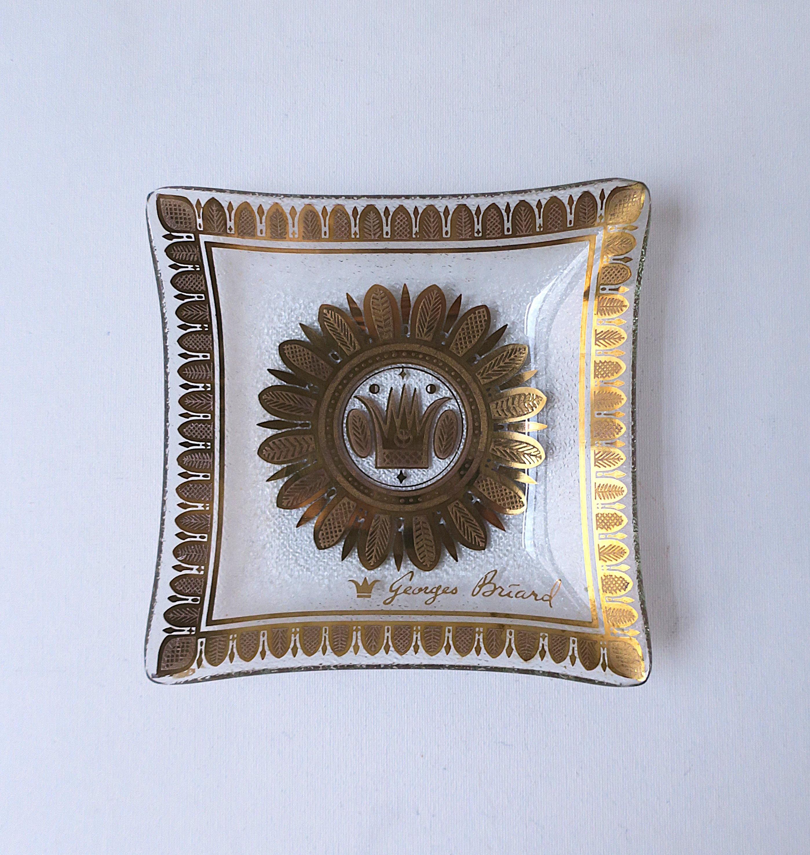Magnifique plat vintage en verre cintré avec un centre en forme de tournesol doré et des détails en forme de gerbe de blé sur le pourtour, par le designer Georges Briard, période de design Midcentury Modern, vers le milieu du 20e siècle aux