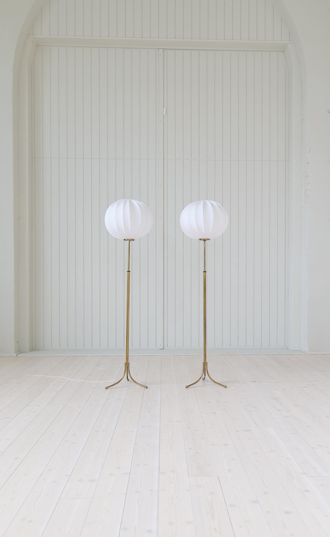Ce rare lampadaire en laiton réglable en hauteur, modèle G2326, a été conçu par Josef Frank et produit par Svenskt Tenn en Suède. Le modèle est réglable en hauteur et fabriqué en laiton massif. Ceux-ci avec une belle patine et des teintes