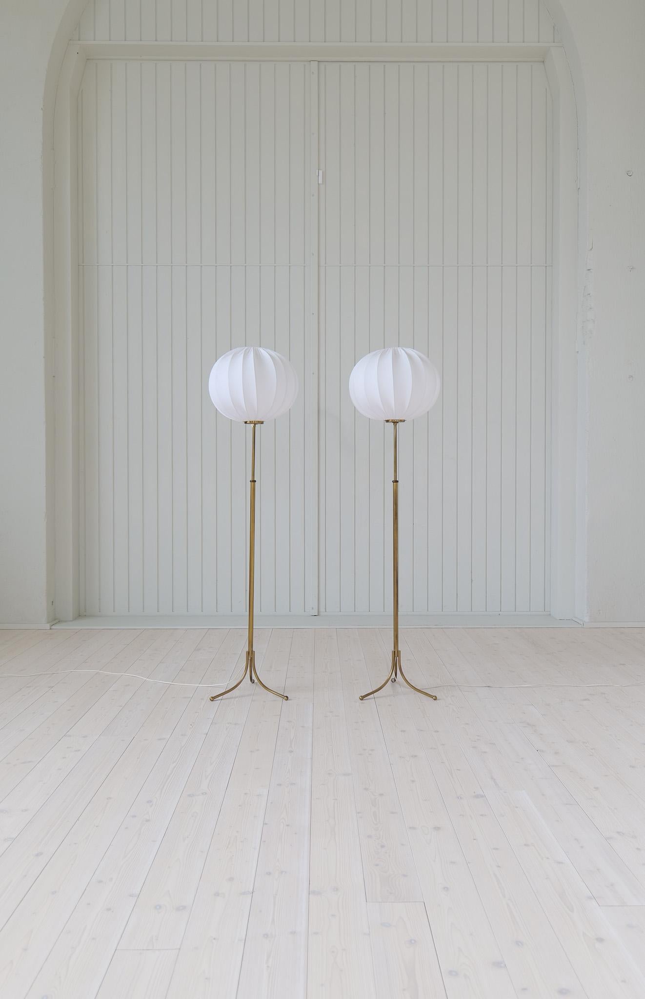 Lampadaires Josef Frank modernes du milieu du siècle dernier, modèle G2326 de Svenskt Tenn, Suède Bon état - En vente à Hillringsberg, SE