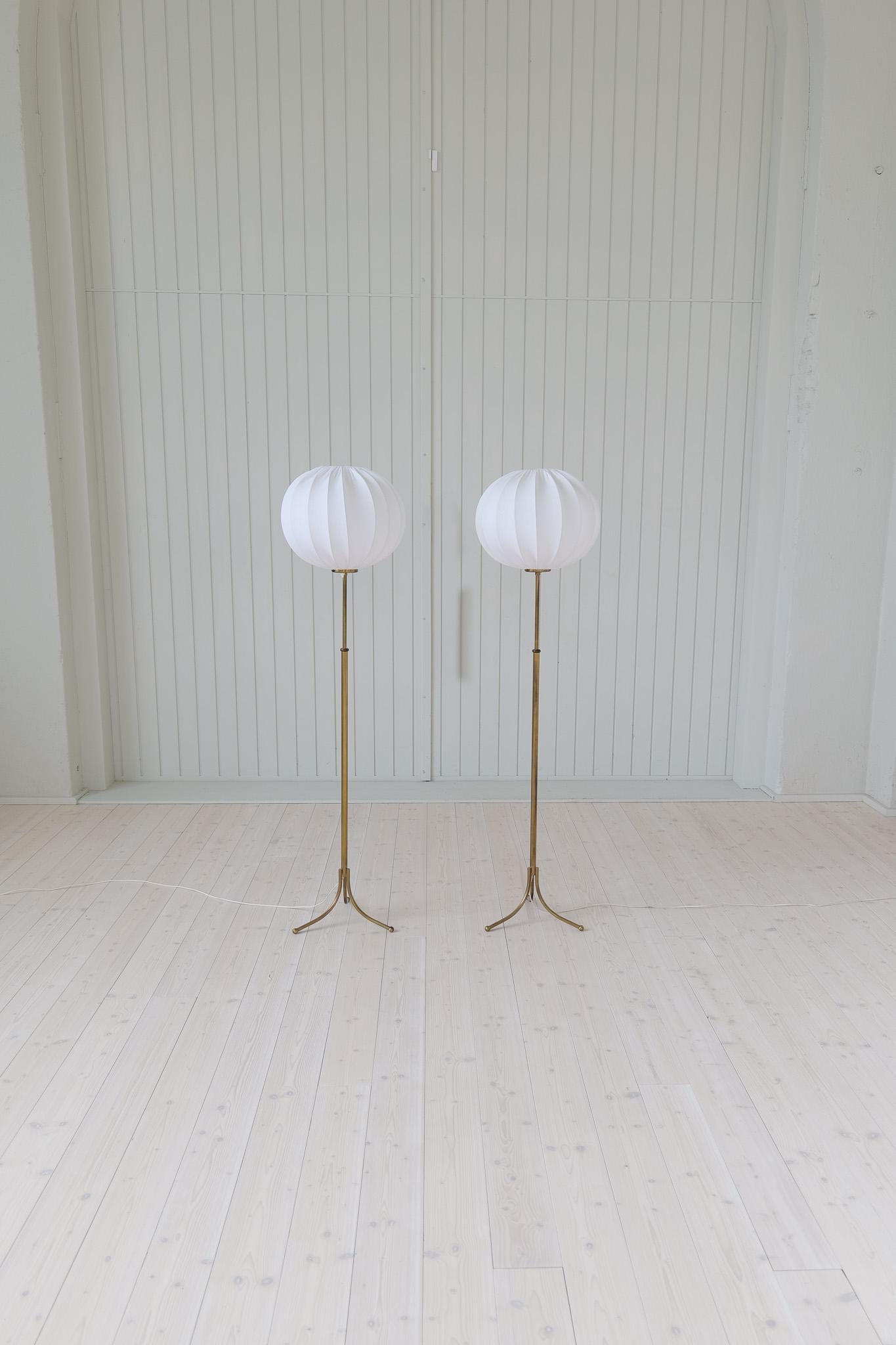 Milieu du XXe siècle Lampadaires Josef Frank modernes du milieu du siècle dernier, modèle G2326 de Svenskt Tenn, Suède en vente