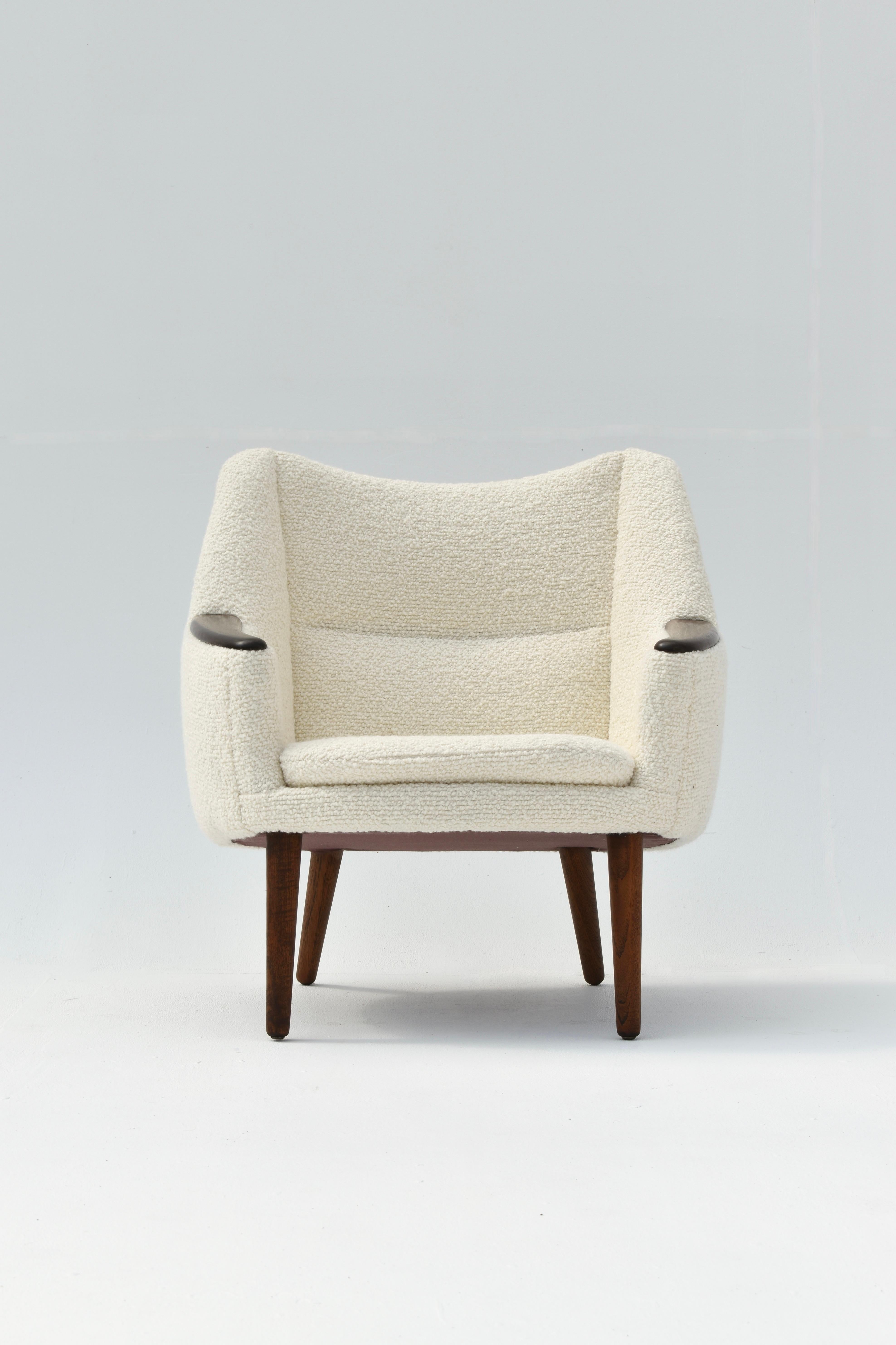 Chaise longue modèle 58, rarement vue, conçue par Kurt Østervig en 1958 pour Henry Rolschau Mobler, Danemark.

Un cadre en forme de cocon très accueillant, rembourré au plus haut niveau en laine Boucle de Bute Fabrics, en Écosse. Le tissu tactile