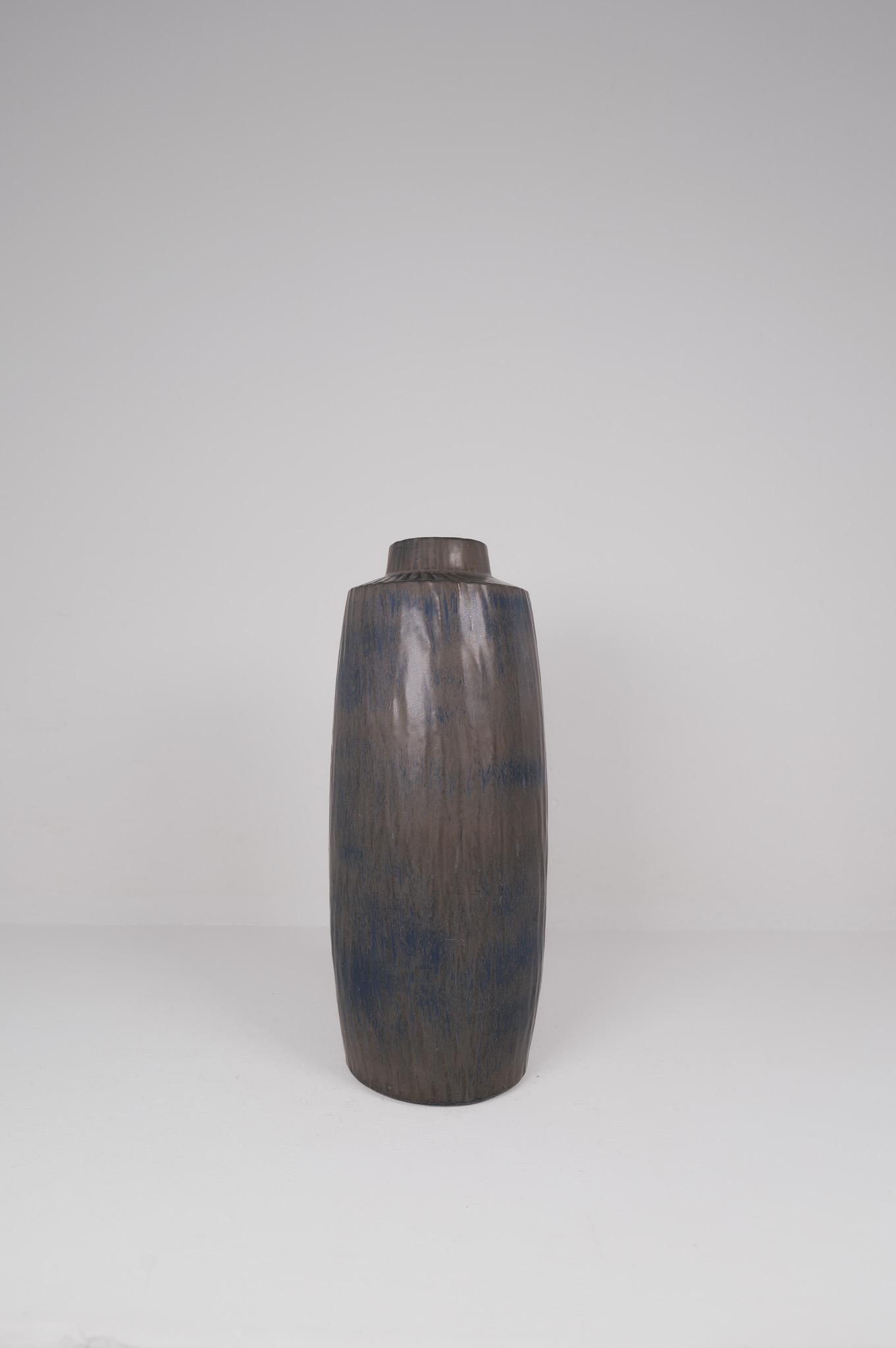 Wunderschöne große Vase aus Keramik mit dem Namen Rubus, entworfen von einer der Ikonen des schwedischen Keramikdesigns Gunnar Nylund. Diese mit unglaublichen Farben in Blau, Grau und Dunkelbraun. 

Guter Vintage-Zustand, mit Gebrauchsspuren.