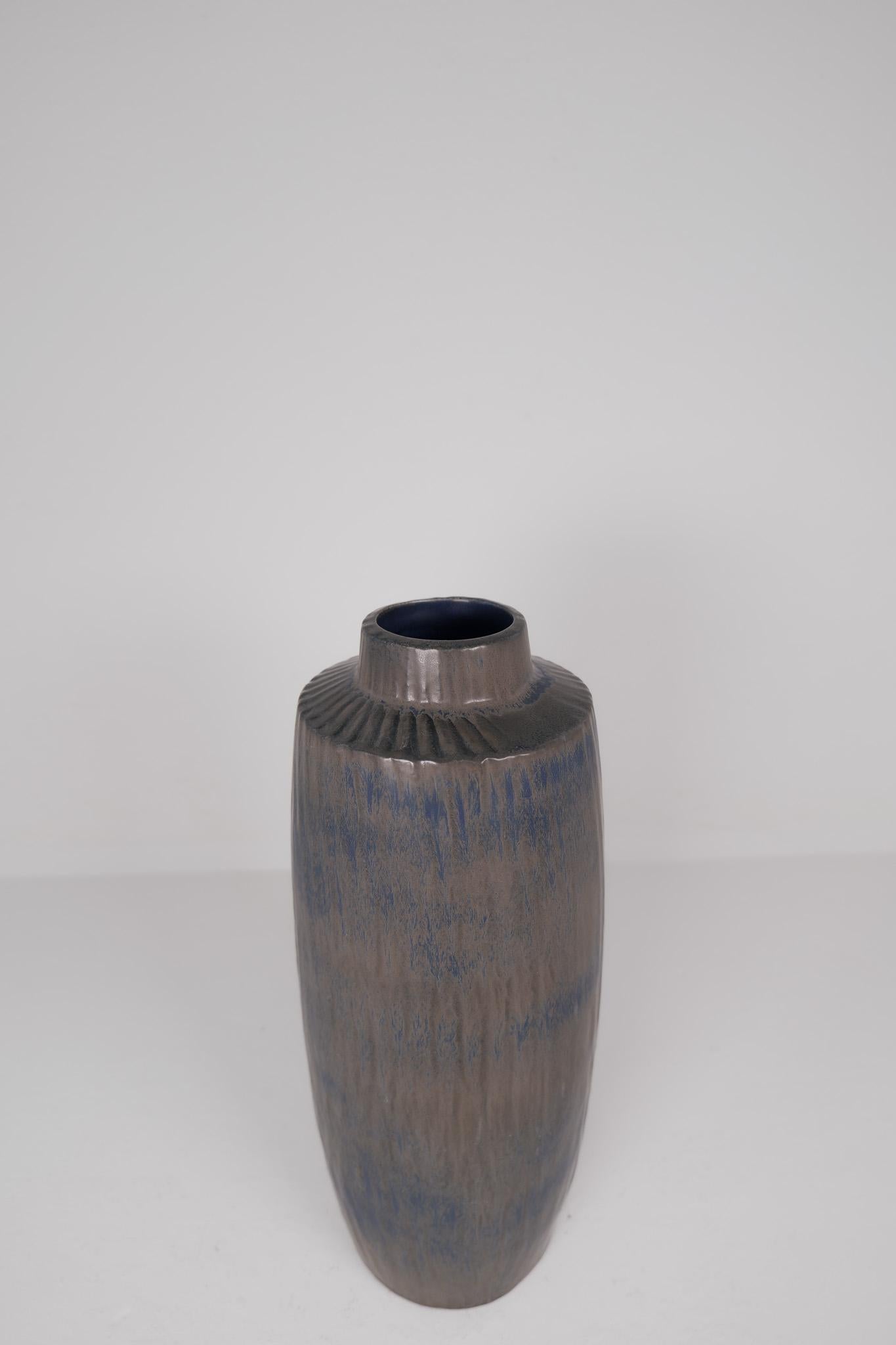 Grand vase en céramique moderne du milieu du siècle Rubus Gunnar Nylund Rörstrand, Suède Bon état - En vente à Hillringsberg, SE