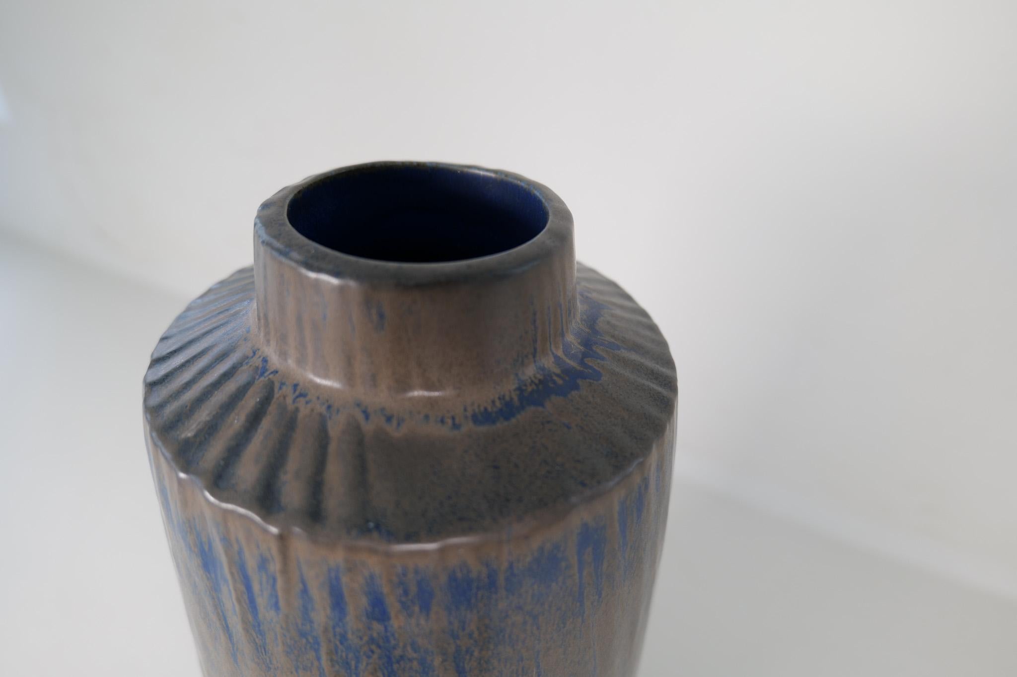 Milieu du XXe siècle Grand vase en céramique moderne du milieu du siècle Rubus Gunnar Nylund Rörstrand, Suède en vente