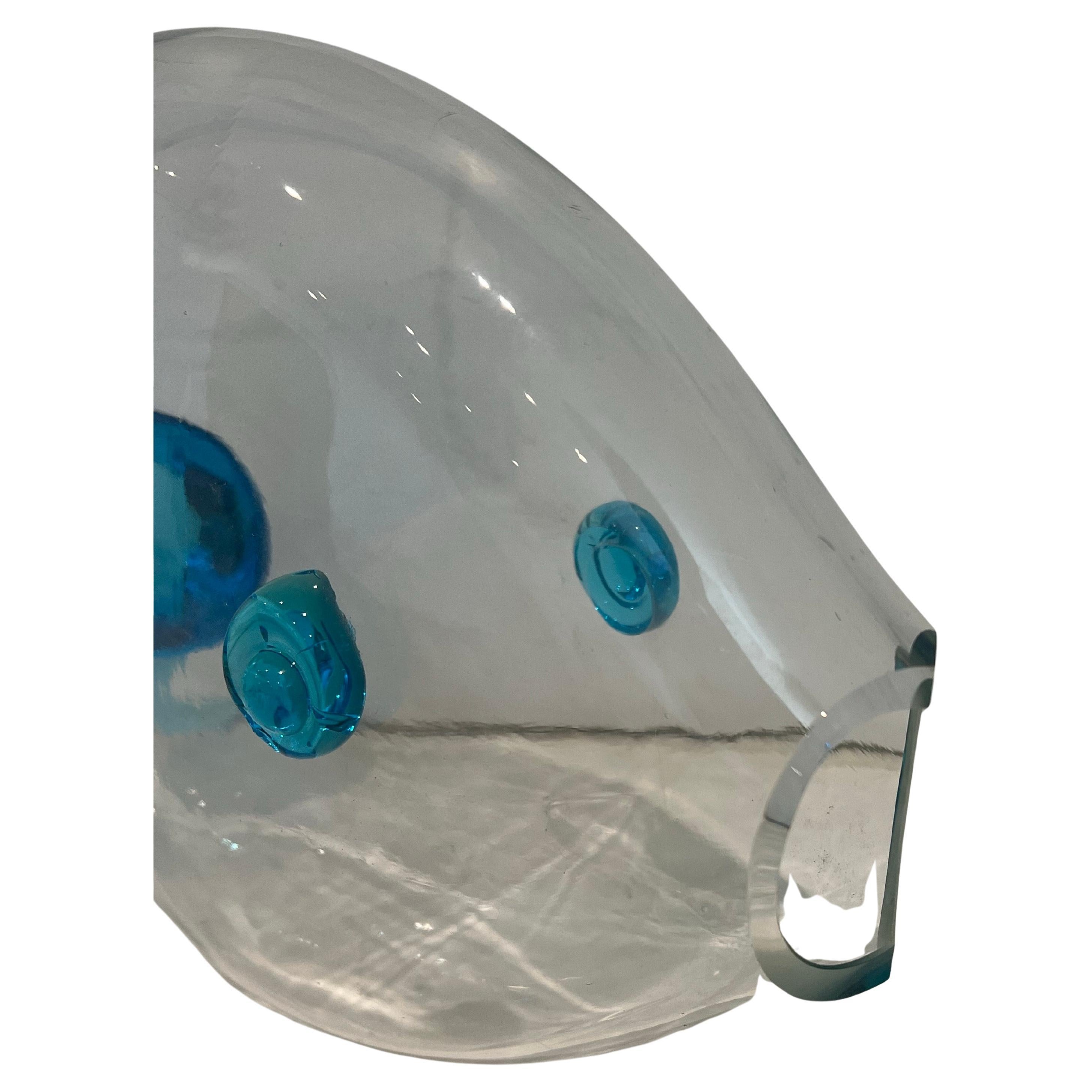 Divertente vaso a forma di pesce in vetro della metà del secolo scorso, realizzato da Blenko con pinne e occhi blu.