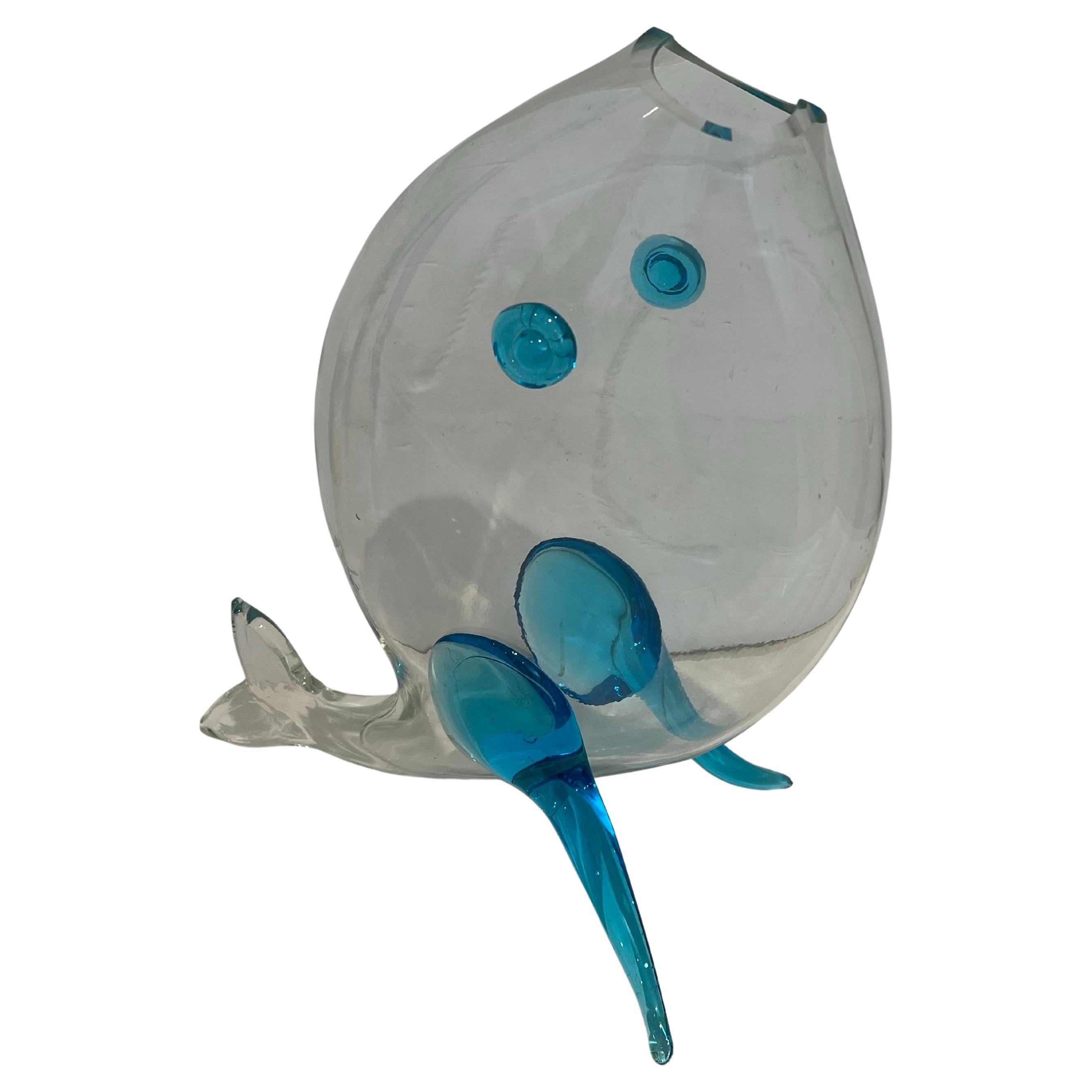 Mid-Century moderno Vaso a forma di pesce in vetro trasparente e con accenti blu di Blenko, metà del secolo scorso. in vendita
