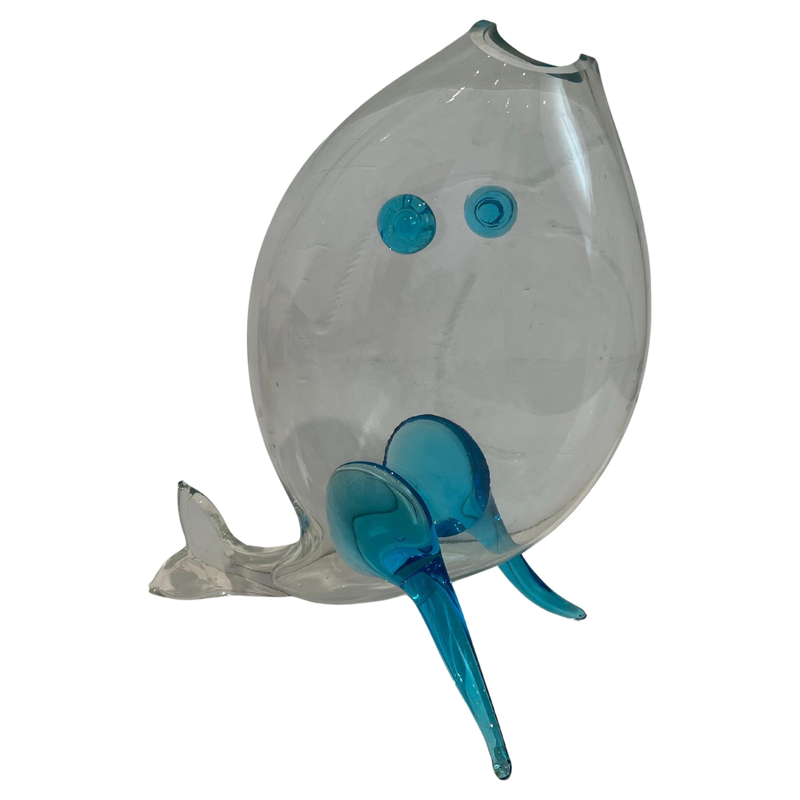 Vaso a forma di pesce in vetro trasparente e con accenti blu di Blenko, metà del secolo scorso. in vendita
