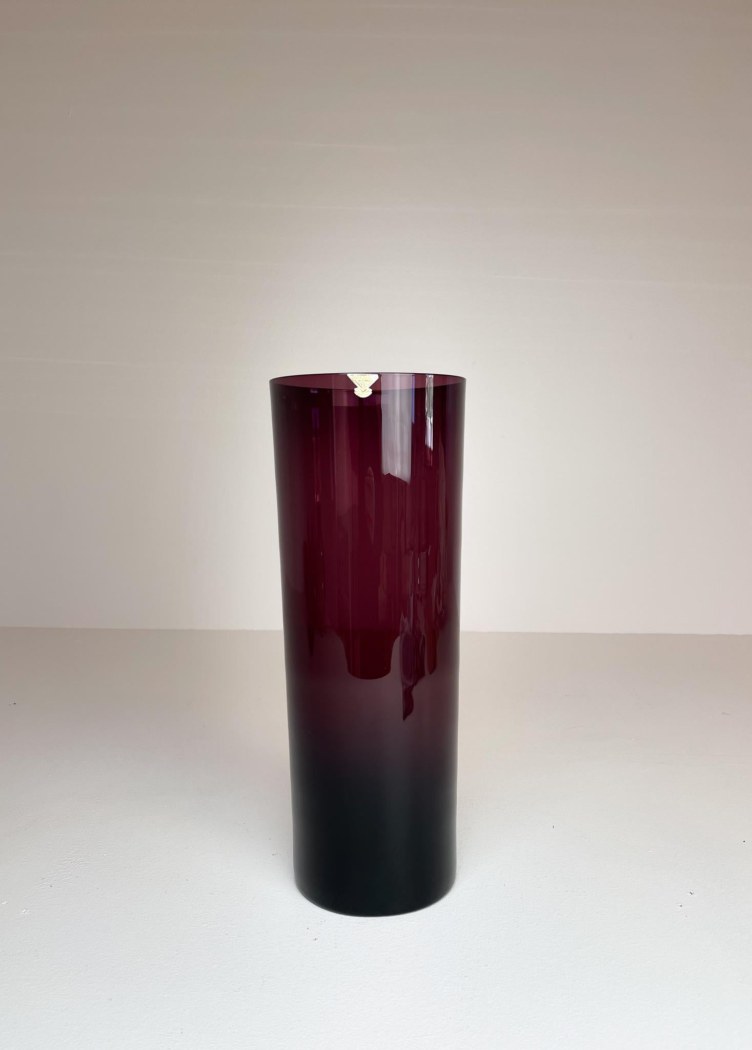 This wonderful large vase made in Sweden at GullaSkruf was designed by Kjell Blomberg in the 1950s.
It has a lovely color and as many of the designers from Sweden the light has a central part to give the glass piece that little bit of extra. This