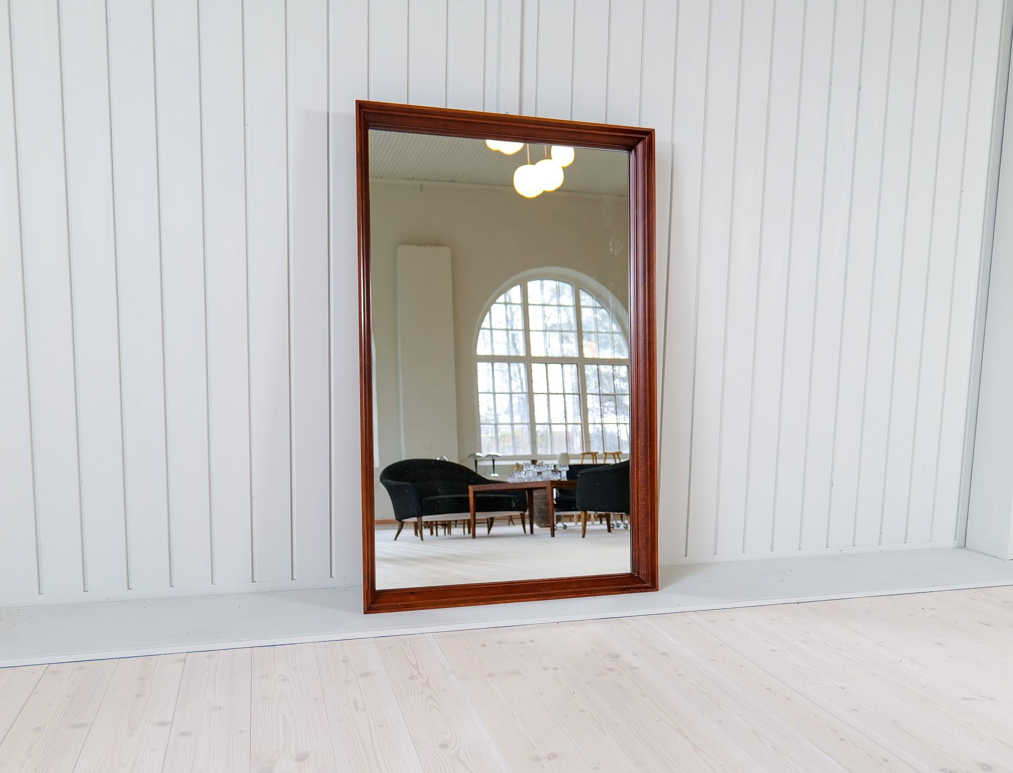 The Moderns Moderns Large  Miroir en noyer, Suède, années 1960 en vente 6