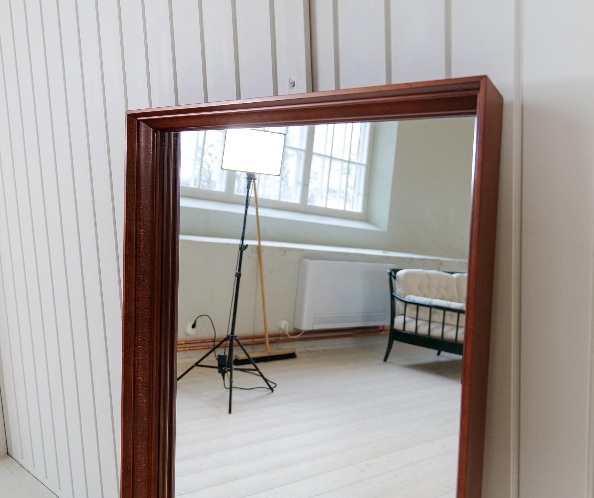 The Moderns Moderns Large  Miroir en noyer, Suède, années 1960 en vente 1