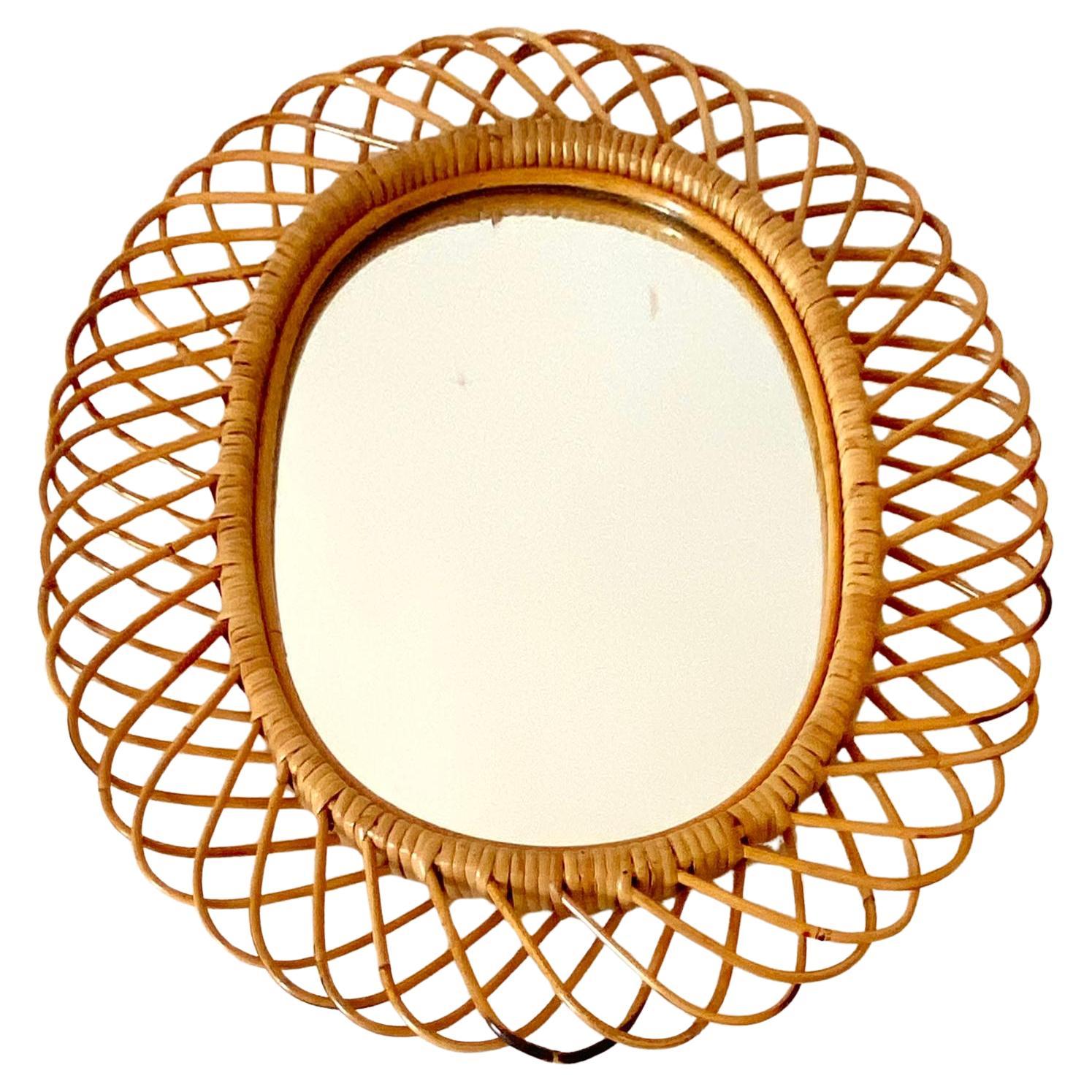 Specchio moderno di metà secolo in bambù e rattan - Italia, anni '60

Espressione dell'artigianato italiano, questo grande specchio da parete Sunburst, disegnato nello stile di Franco Albini e Bonacina, incarna l'eleganza organica del design moderno