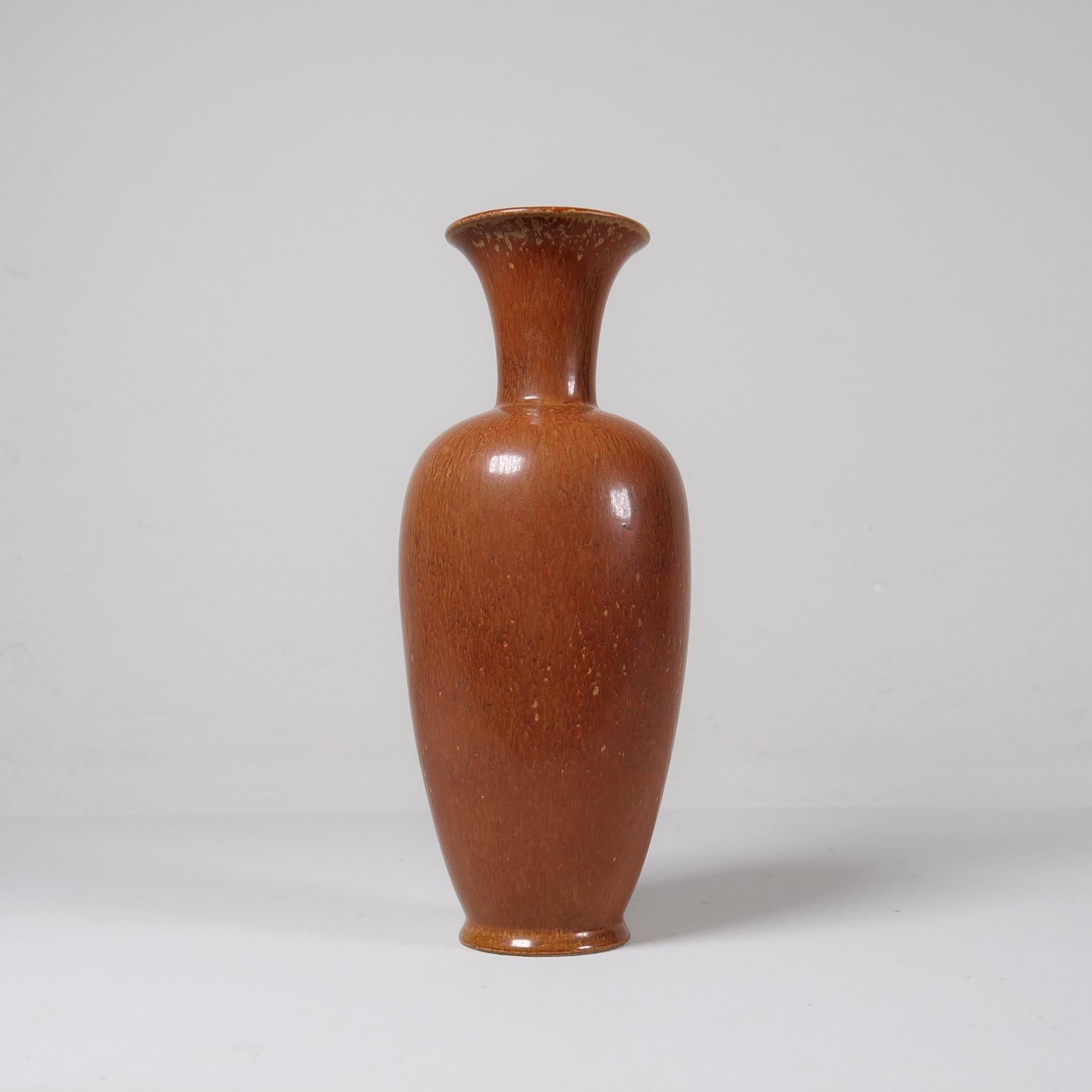 This large stoneware vase by Gunnar Nylund for Rörstrand 1950s is gifted with light brown harefur glaze. And it has that stunning look of Nylunds great craftsmanship. It really gives a great impression. 

Signed R GN SWEDEN.

Good vintage