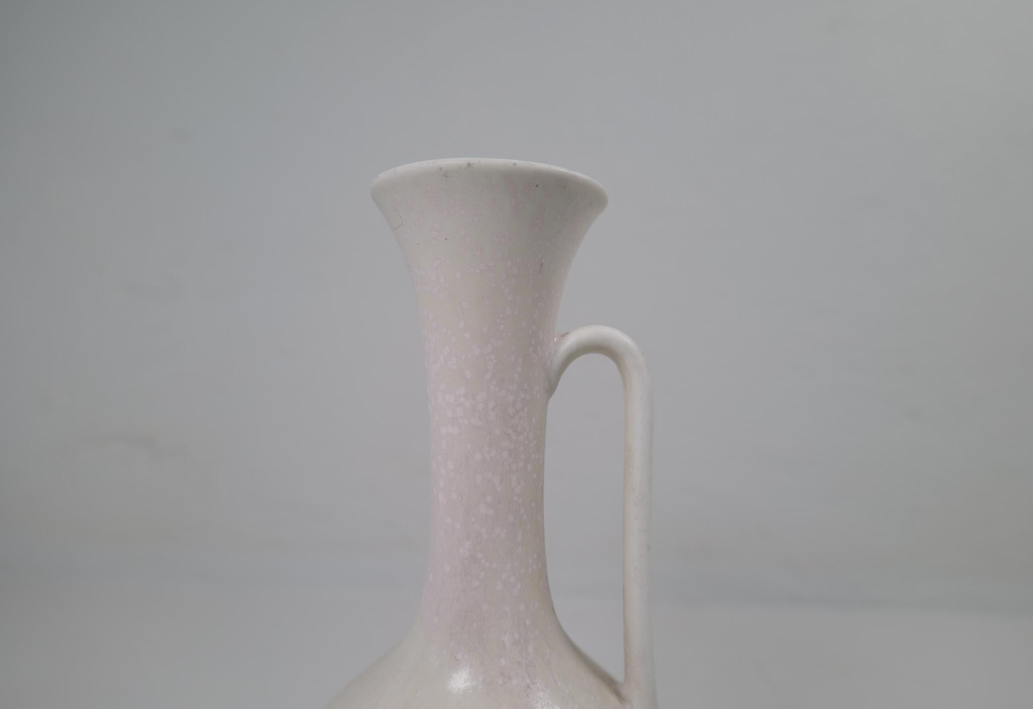 Große weiße und graue Vase aus der Jahrhundertmitte Rörstrand von Gunnar Nylund, Schweden im Zustand „Gut“ im Angebot in Hillringsberg, SE