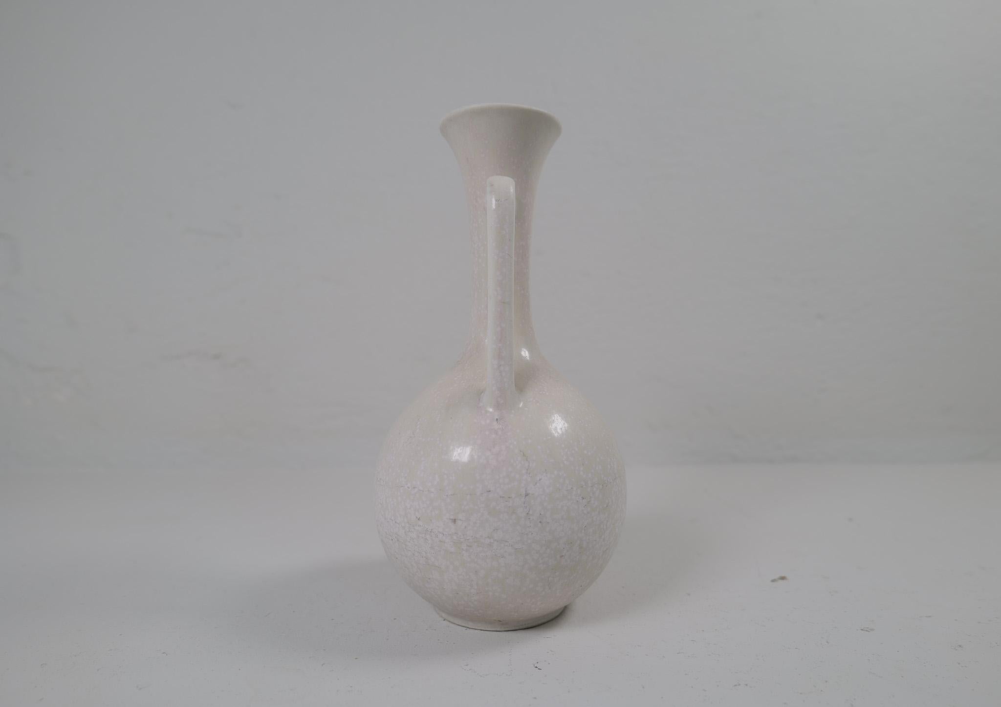 Große weiße und graue Vase aus der Jahrhundertmitte Rörstrand von Gunnar Nylund, Schweden (Mitte des 20. Jahrhunderts) im Angebot