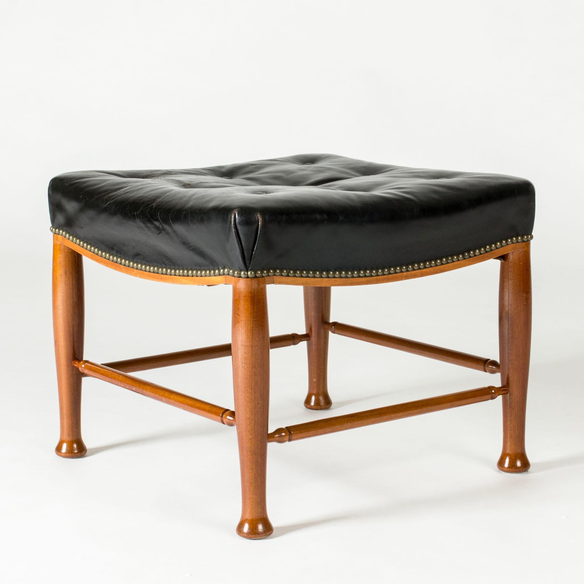 Suédois Pouf en cuir moderne du milieu du siècle, Josef Frank, Svenskt Tenn, Suède, années 50 en vente