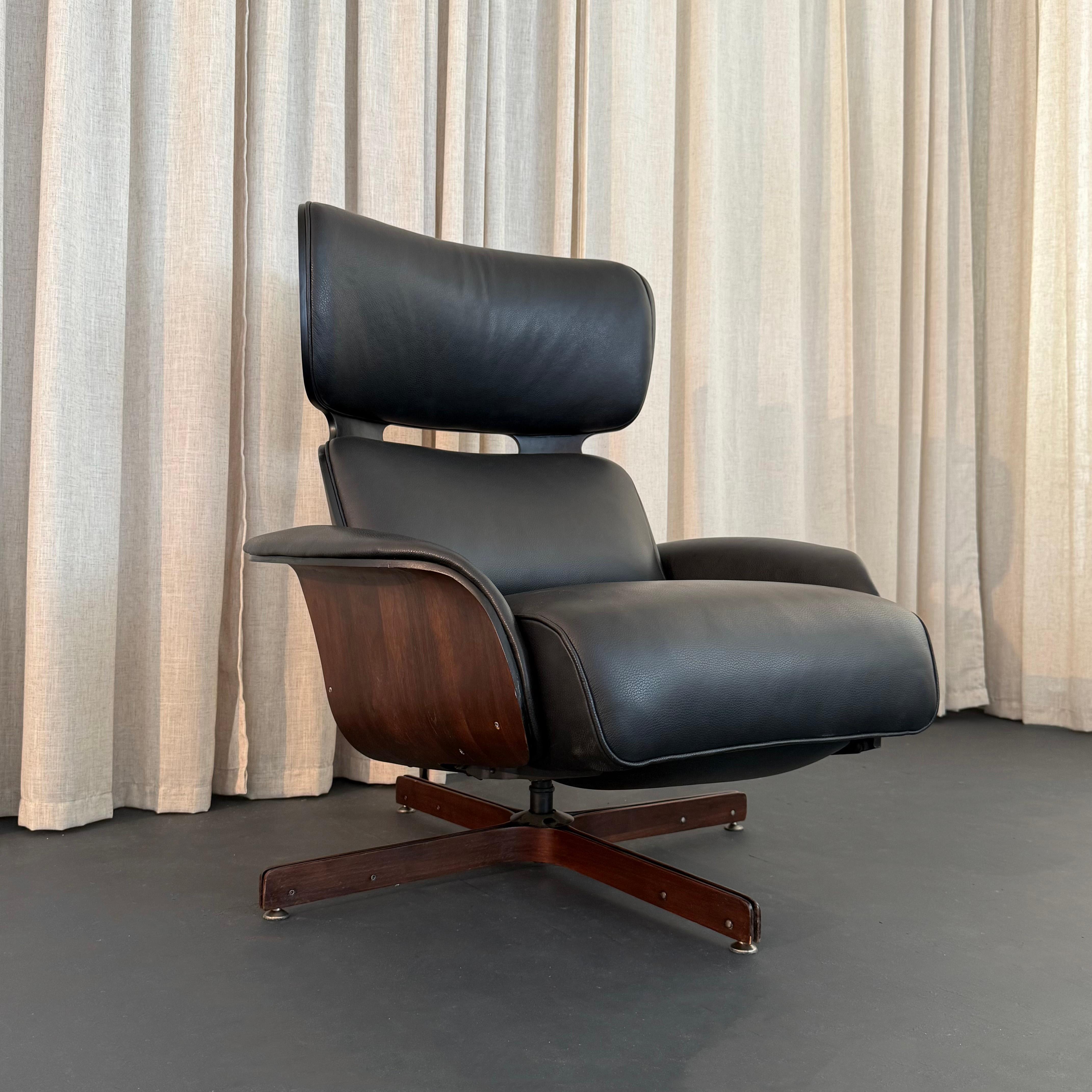 Dieser seltene Mid-Century Modern Recliner Lounge Chair wurde von George Mulhauser für Plycraft entworfen. Der Sessel weist alle Designelemente von Mulhauser auf - eine gebogene Sperrholzschale mit ausgeschnittener Rückenlehne sowie Holz- und