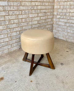 Moderner gepolsterter Wakefield- Drehhocker aus Leder aus Heywood aus der Mitte des Jahrhunderts