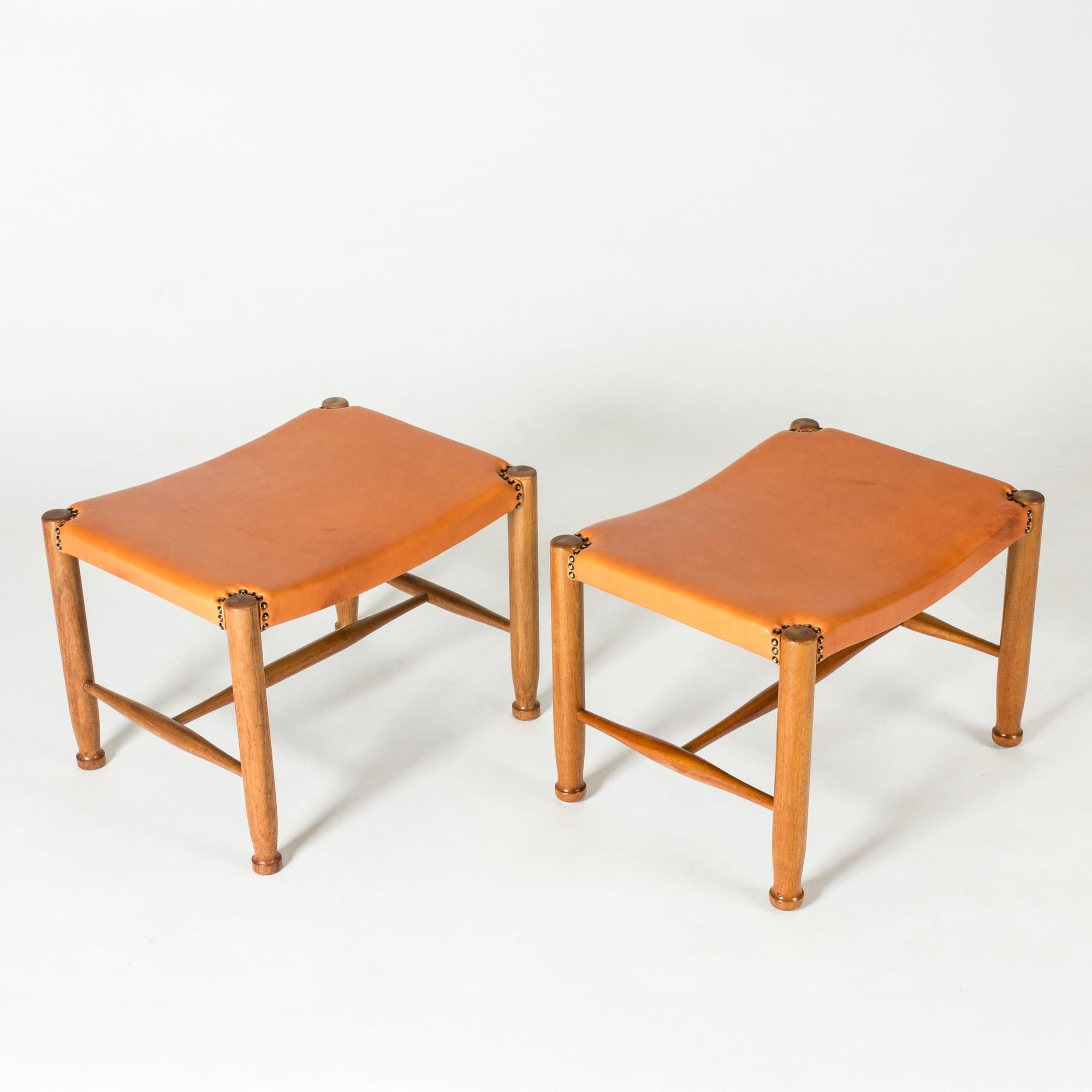 Midcentury Modern Leather Stools, Josef Frank, Svenskt Tenn, Sweden, 1950s Escandinavo moderno en venta