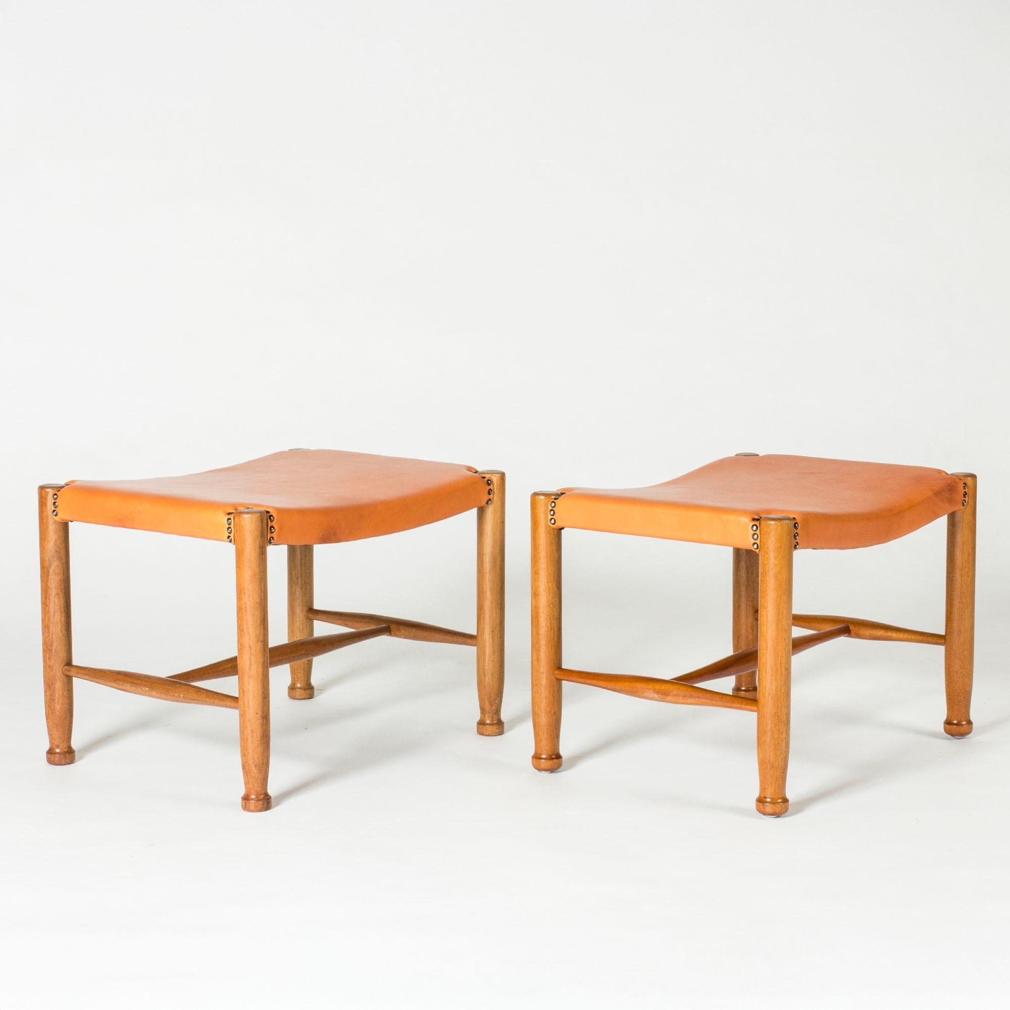 Midcentury Modern Leather Stools, Josef Frank, Svenskt Tenn, Sweden, 1950s Sueco en venta